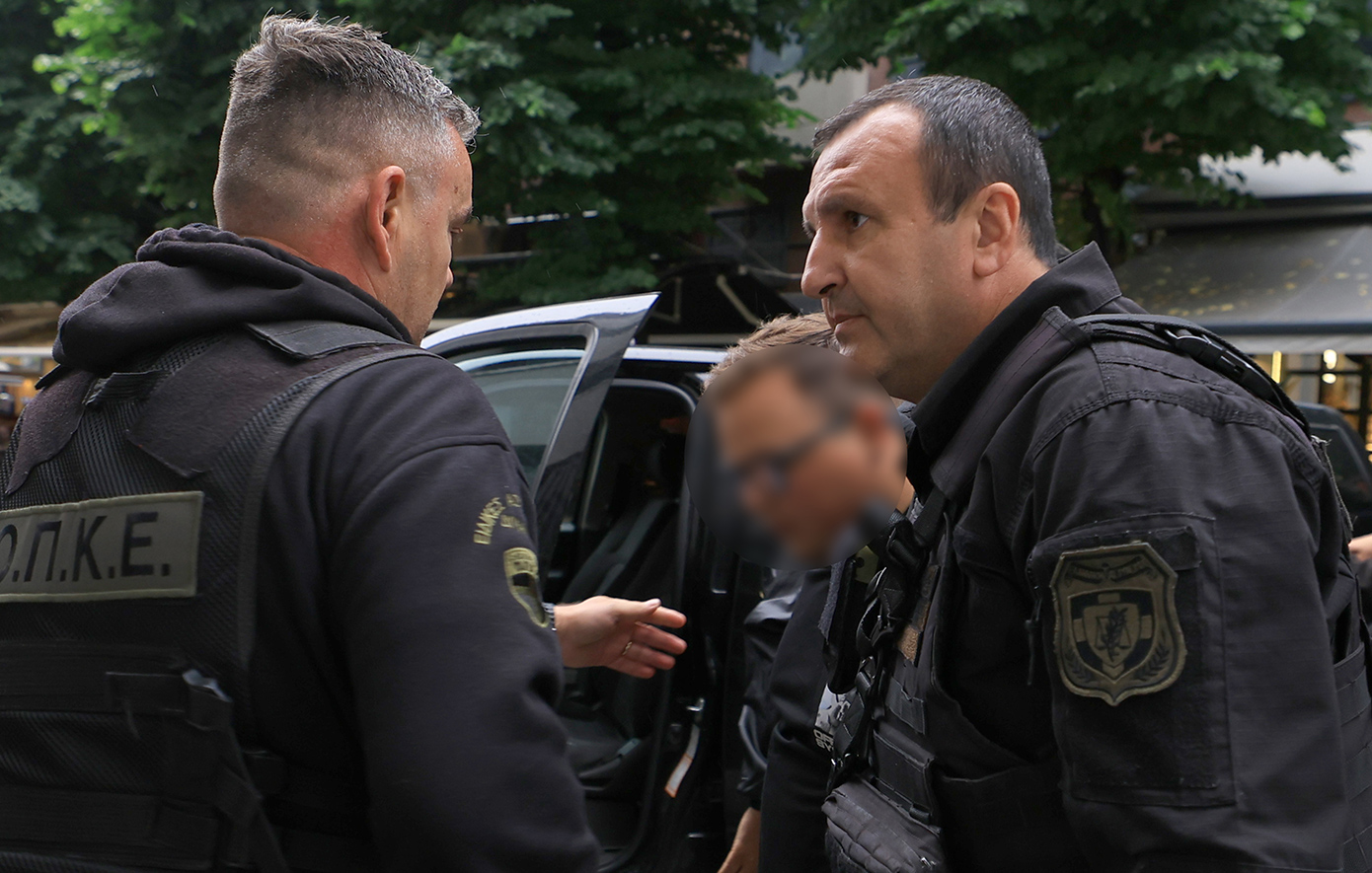 Με σκυμμένο το κεφάλι στα δικαστήρια ο 21χρονος μητροκτόνος στη Λάρισα