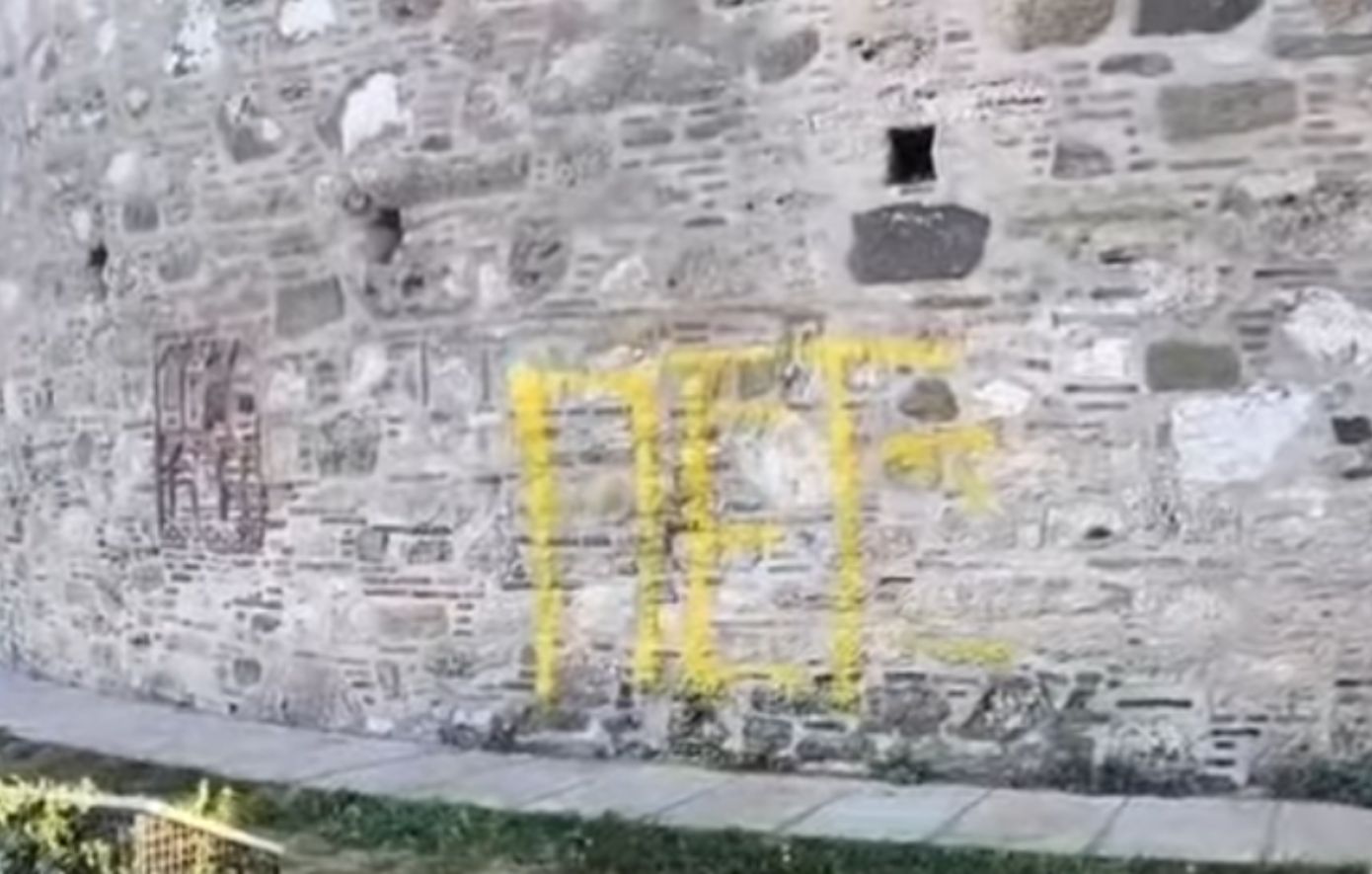 Άγνωστοι βανδάλισαν τον Λευκό Πύργο: Τα κίτρινα γράμματα πάνω στο ιστορικό μνημείο