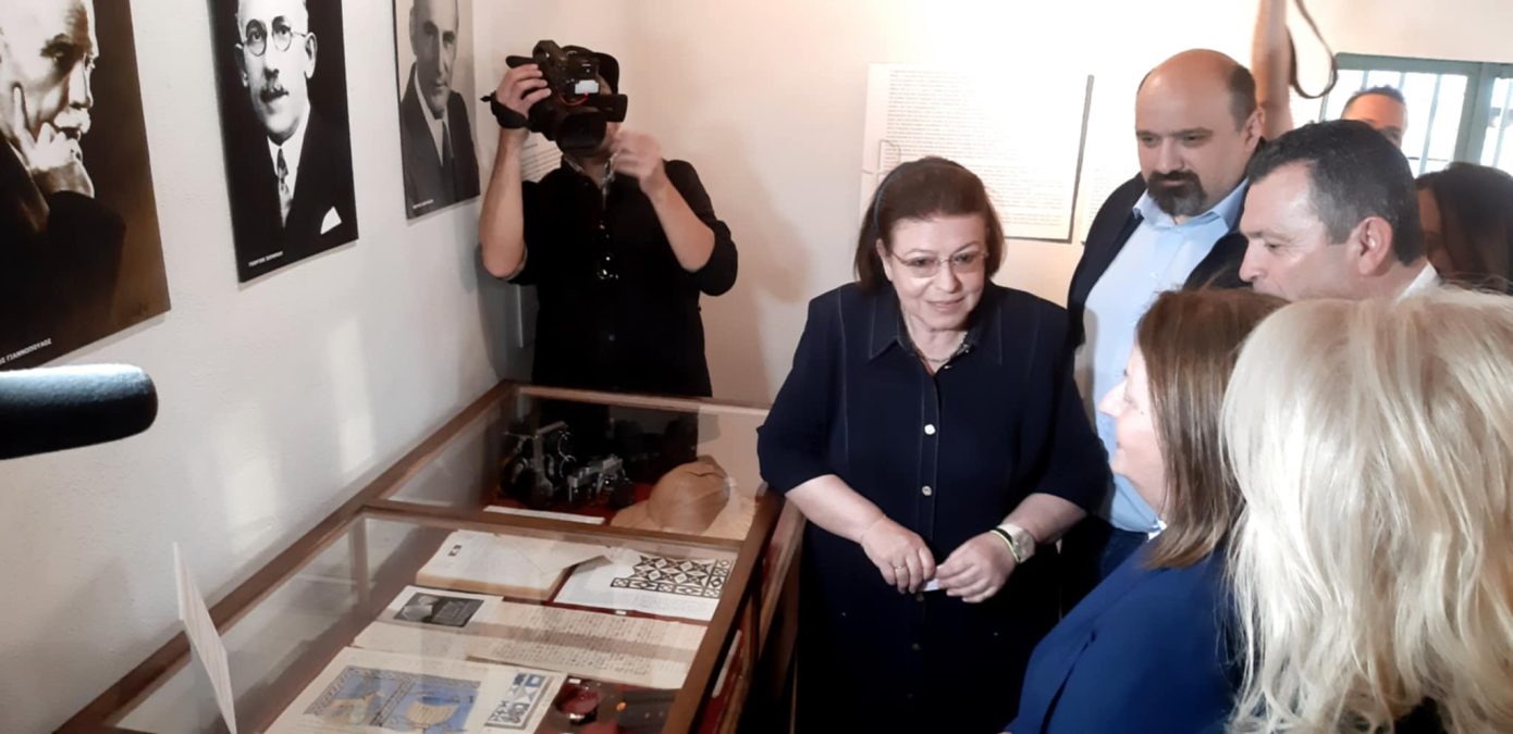 Τους αρχαιολογικούς χώρους των Φθιώτιδων Θηβών επισκέφθηκε η Λίνα Μενδώνη &#8211; Εγκαινίασε την έκθεση για τα 100 χρόνια ανασκαφών