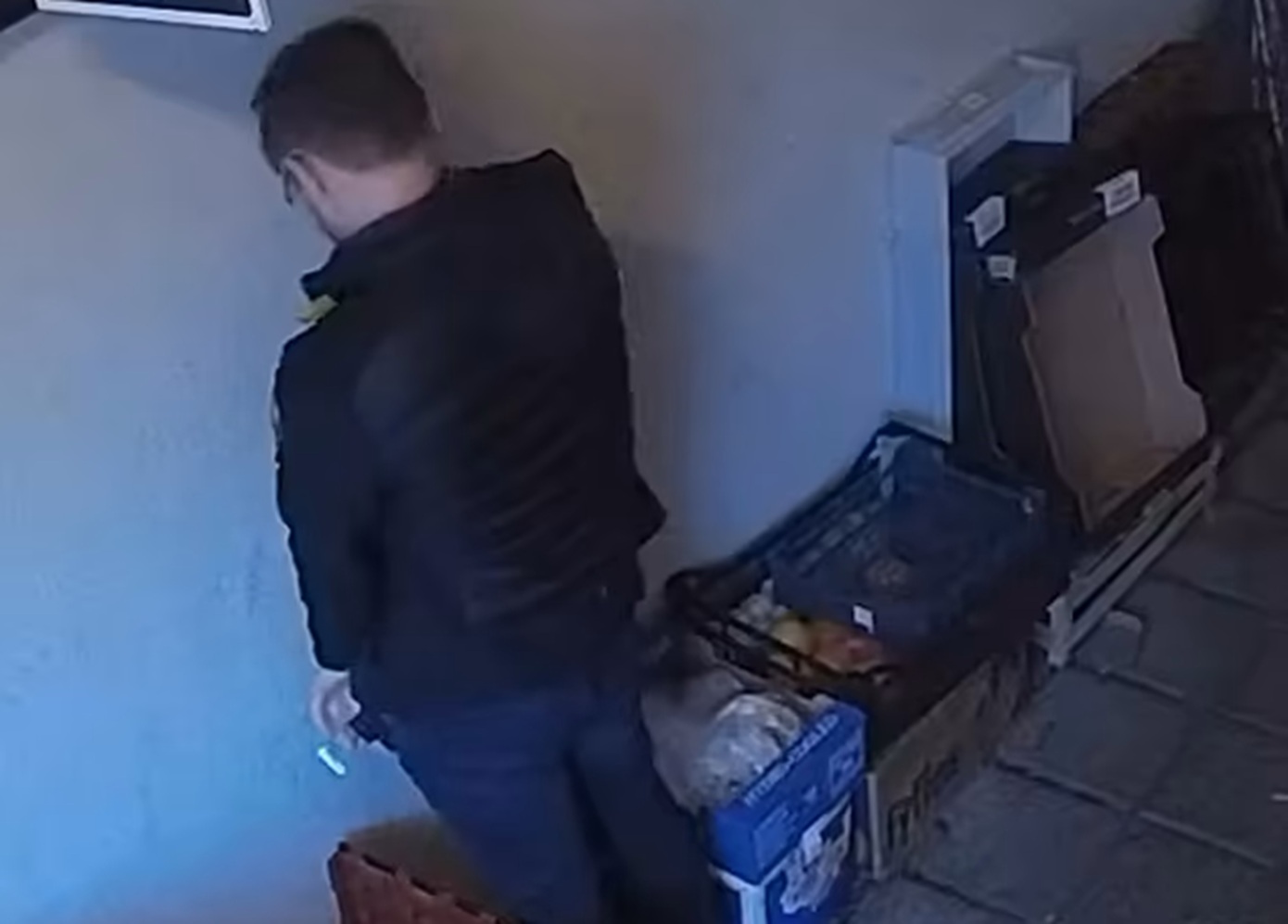 Διευθυντής ξενοδοχείου ούρησε σε φρούτα και λαχανικά σε παντοπωλείο &#8211; Συνελήφθη μεθυσμένος