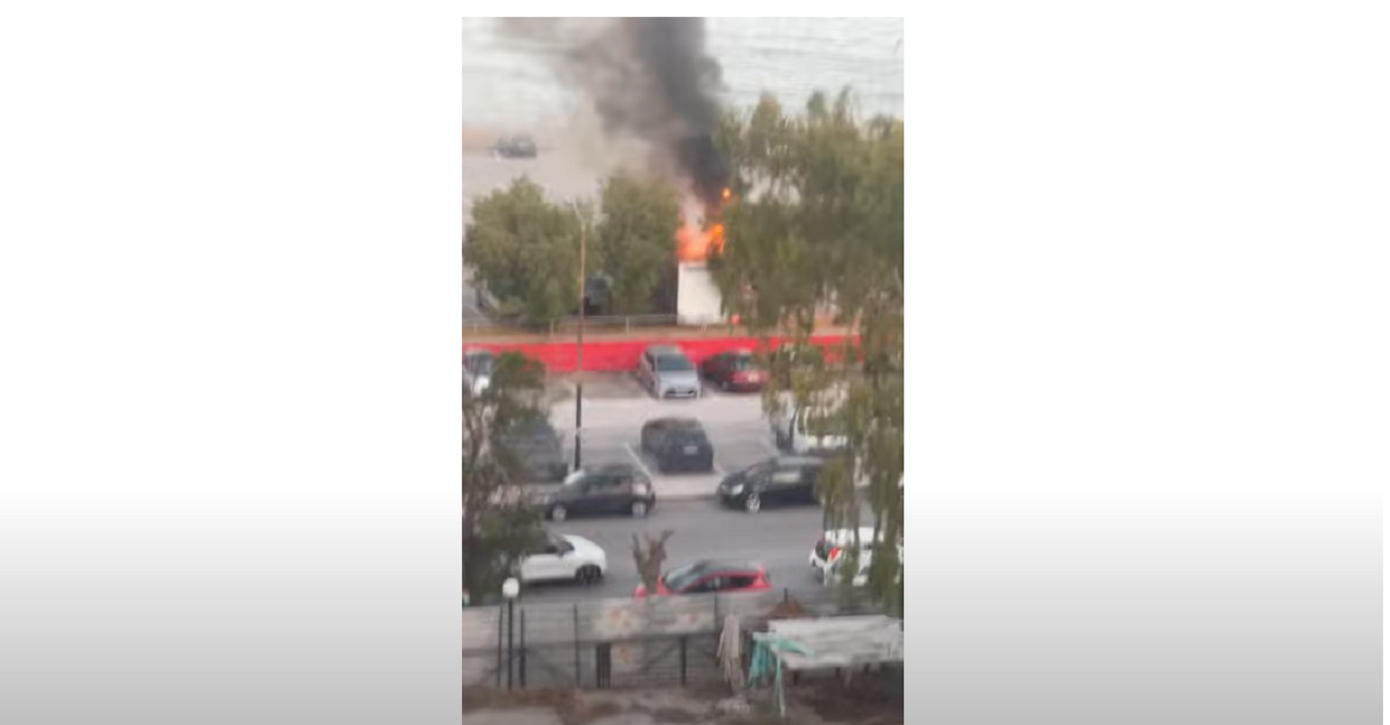 Φωτιά σε τροχόσπιτο σε πάρκινγκ στο Μικρολίμανο &#8211; Βίντεο