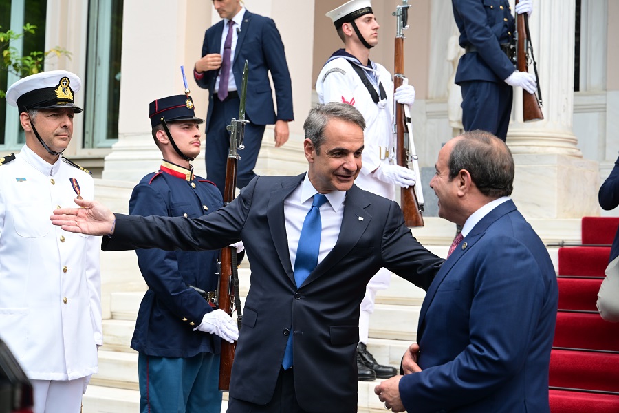 Πού γευμάτισε ο πρόεδρος της Αιγύπτου Αλ Σίσι, οι δύο ξένοι στο ίδιο κόμμα, ο ΣΥΡΙΖΑ που θέλει την ανατροπή και το επεισόδιο με την Κωνσταντοπούλου