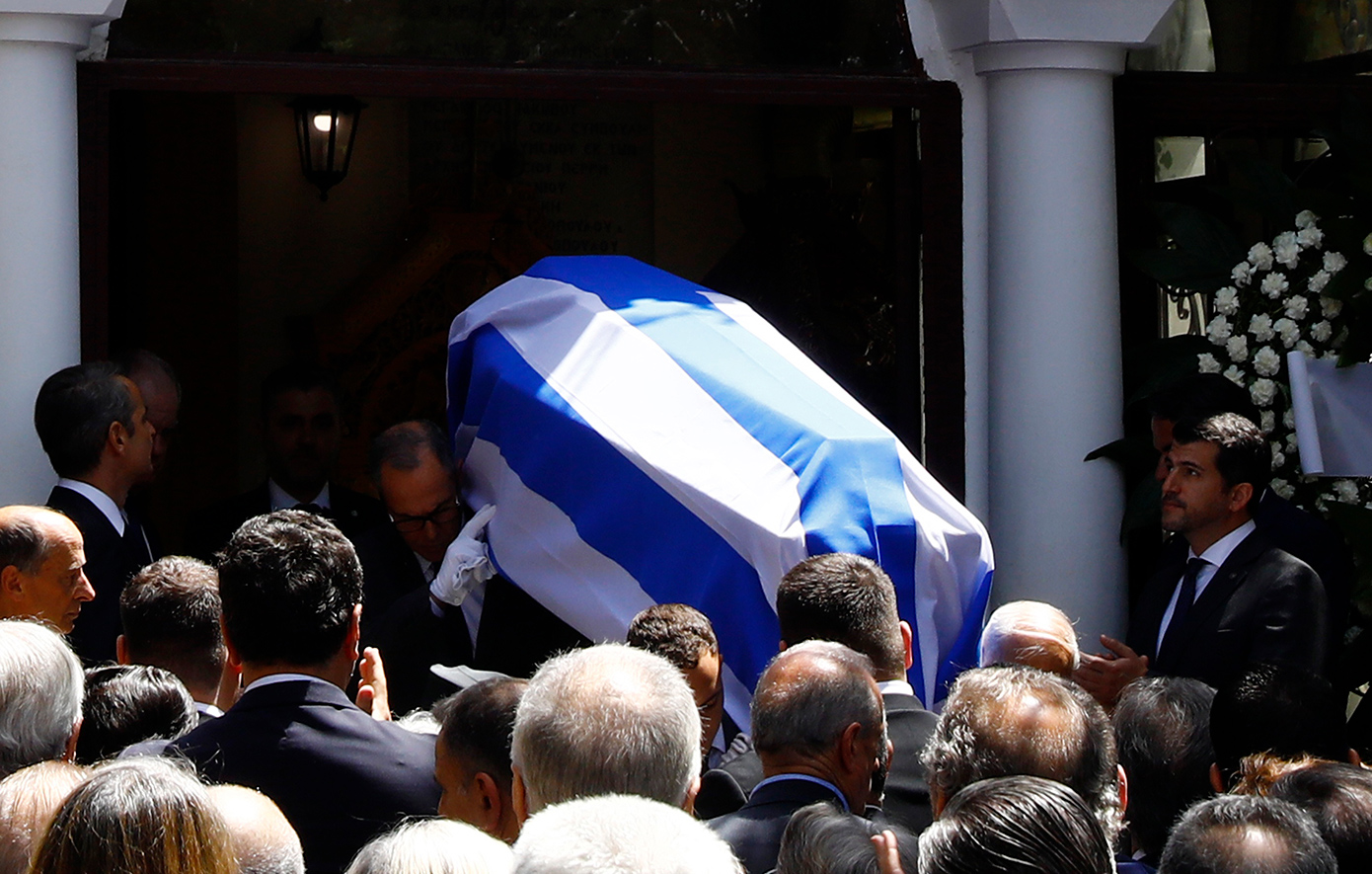 Μητσοτάκης, Καραμανλής, Σαμαράς στην κηδεία του Πέτρου Μολυβιάτη &#8211; Καλυμμένη με την ελληνική σημαία η σορός του