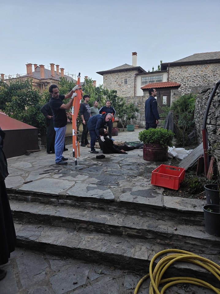 Μοναχοί της Μονής Εσφιγμένου στο Άγιο Όρος καταγγέλλουν επίθεση με γροθιές από ρασοφόρους – Δείτε φωτογραφίες
