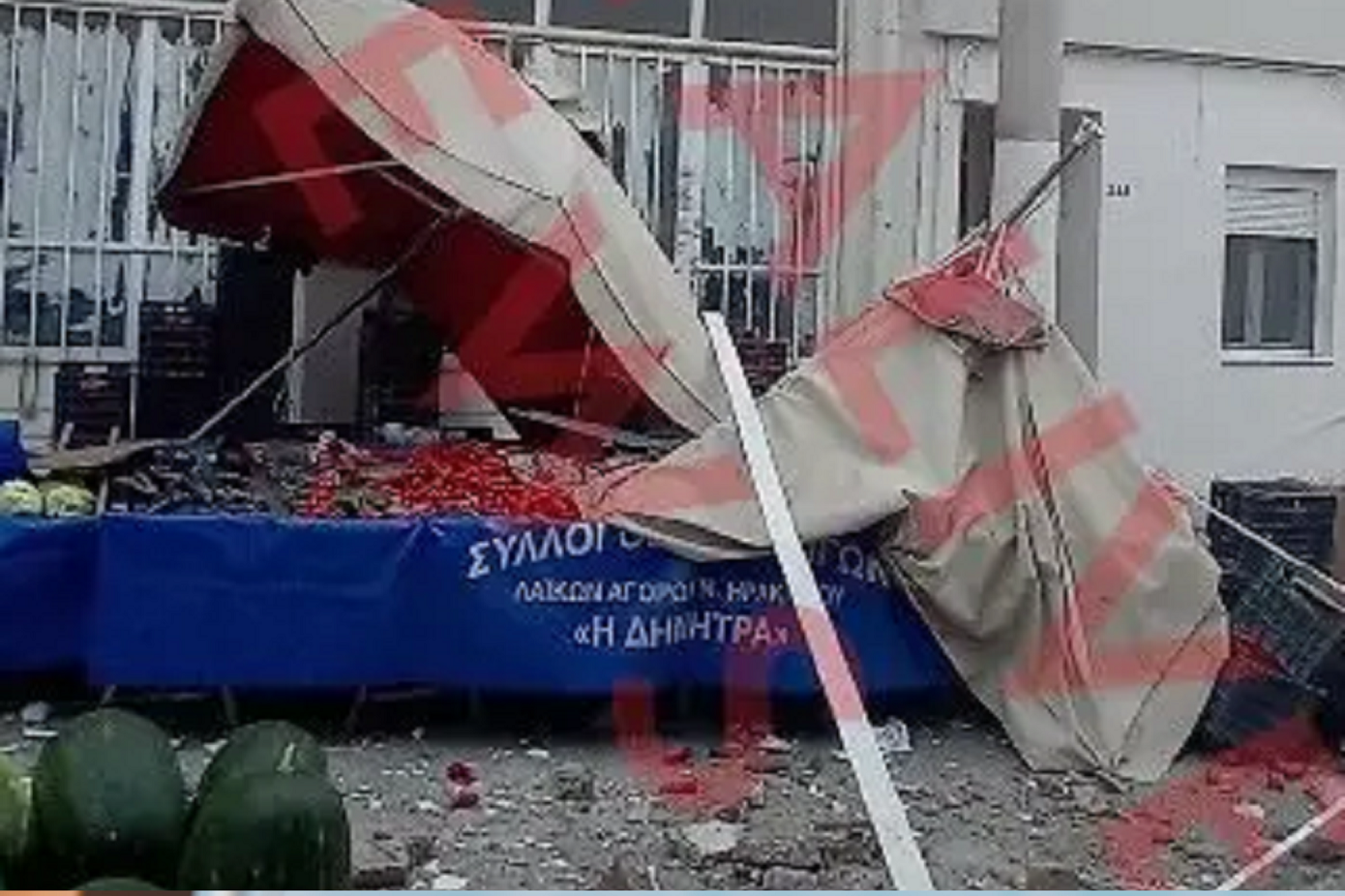 Τμήμα μπαλκονιού έπεσε πάνω σε πάγκους λαϊκής αγοράς στο Ηράκλειο