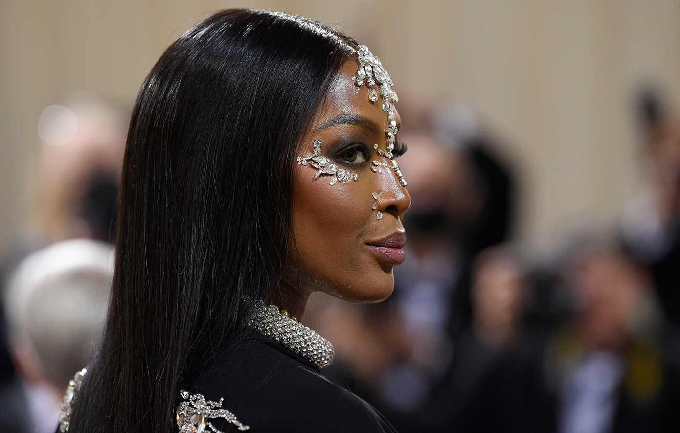 Γιατί η Ναόμι Κάμπελ δεν θα πάει φέτος στο Met Gala &#8211; Η αλήθεια πίσω από τη ρήξη με την Άννα Γουίντουρ