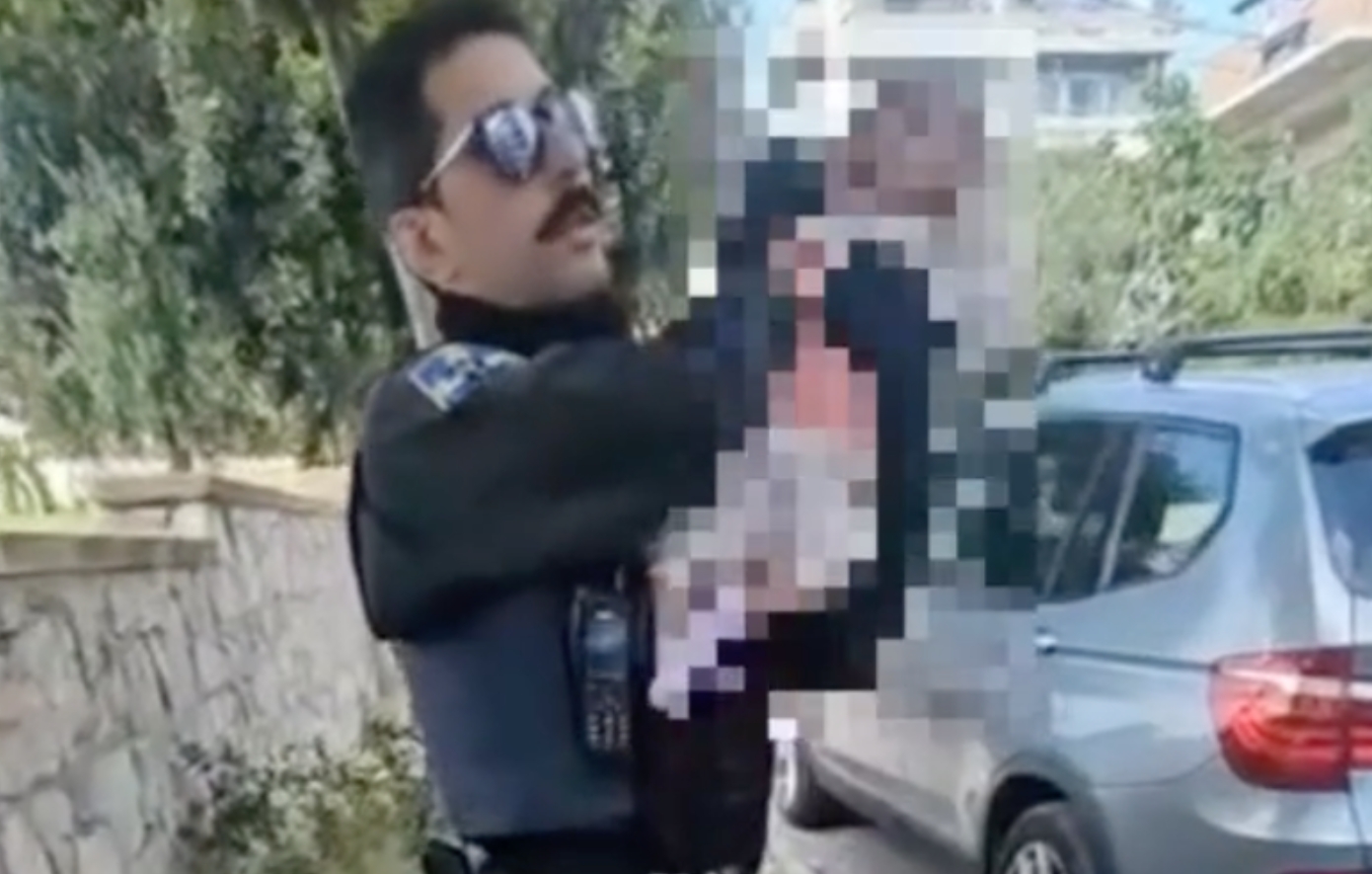 Η στιγμή που αστυνομικοί βρίσκουν το βρέφος σε κάδο απορριμμάτων στον Άλιμο &#8211; Δείτε βίντεο