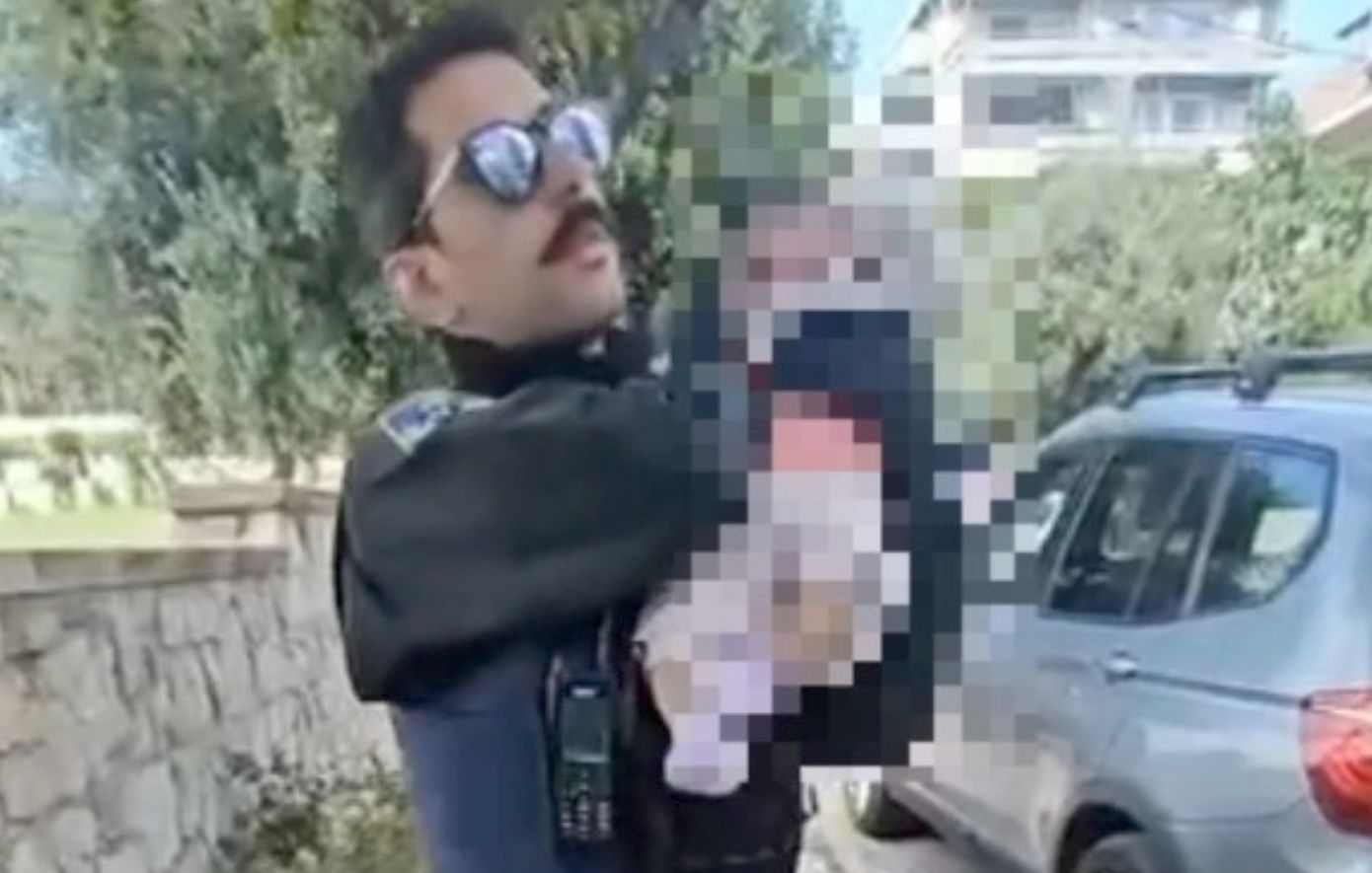 Η στιγμή που αστυνομικοί βρίσκουν το βρέφος σε κάδο απορριμμάτων στον Άλιμο &#8211; Δείτε βίντεο