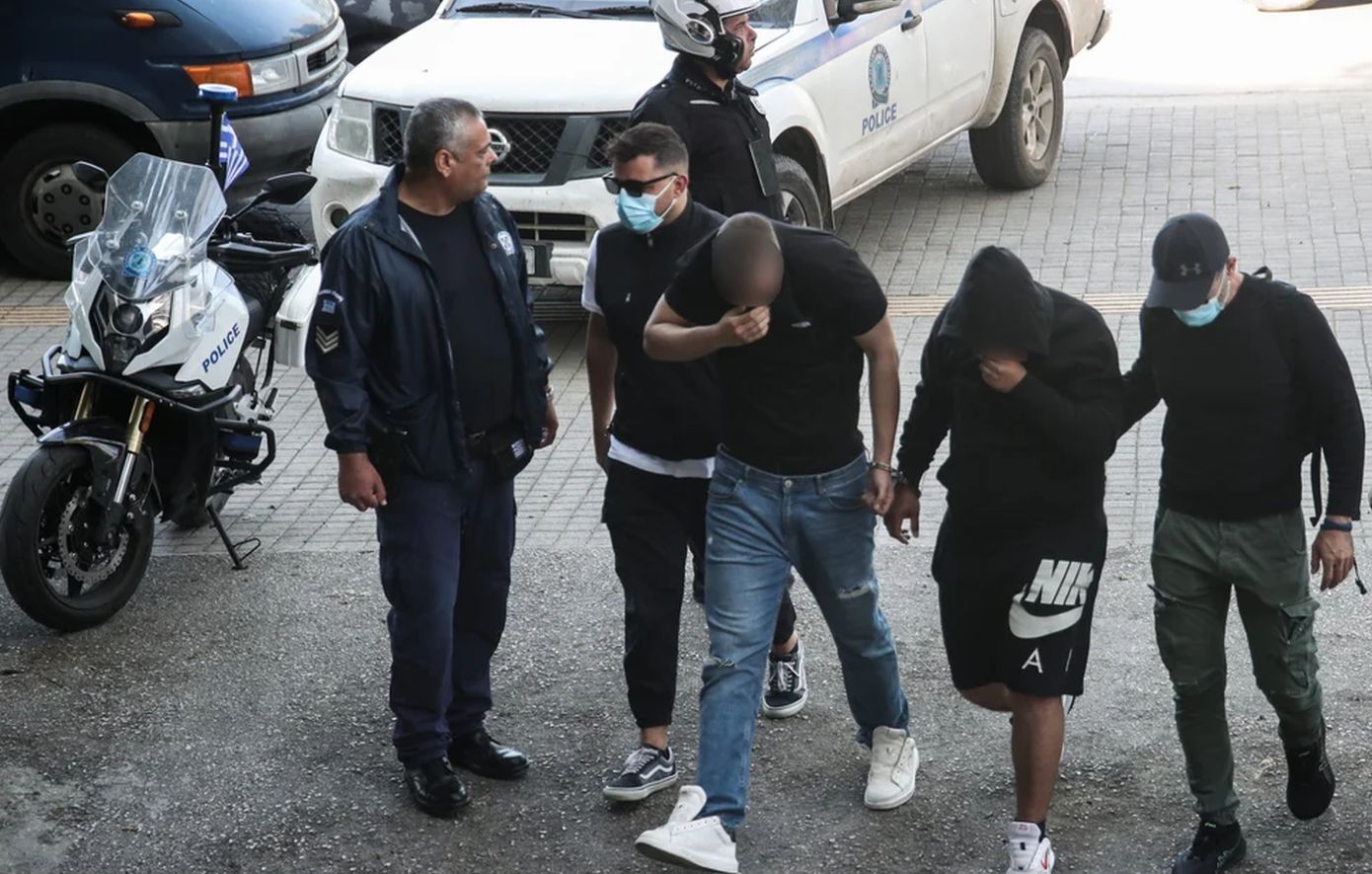 Ενώπιον του ανακριτή οι 13 ανήλικοι που συνελήφθησαν για συμμετοχή σε ακροδεξιά εγκληματική οργάνωση &#8211; Δήλωσαν άγνοια