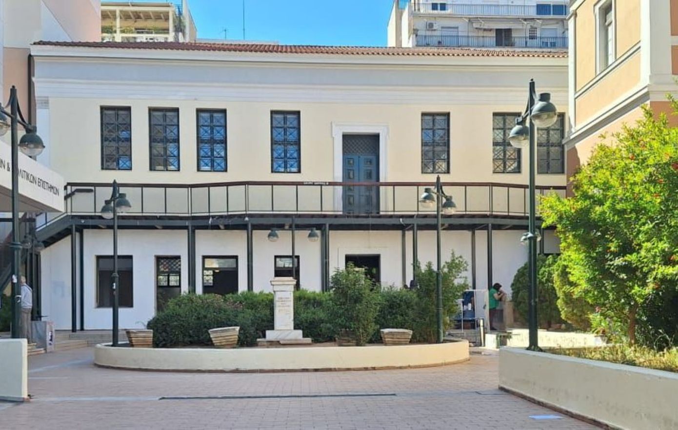 Απομακρύνθηκαν γκράφιτι και πανό από το κτίριο της Νομικής Αθηνών