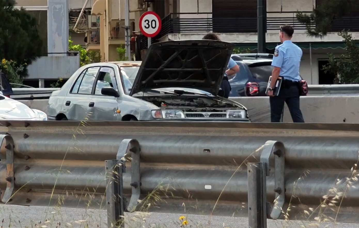 Αυξημένη κίνηση λόγω τροχαίου στην παραλιακή &#8211; Ηλικιωμένη οδηγός έπεσε στο διαχωριστικό κράσπεδο