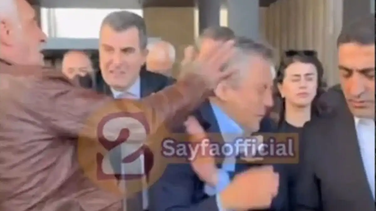 Χτύπησαν στο κεφάλι τον πρόεδρο του CHP, Οζγκιούρ Οζέλ στην Κωνσταντινούπολη – Ο δράστης είχε σκοτώσει τα παιδιά του το 2004