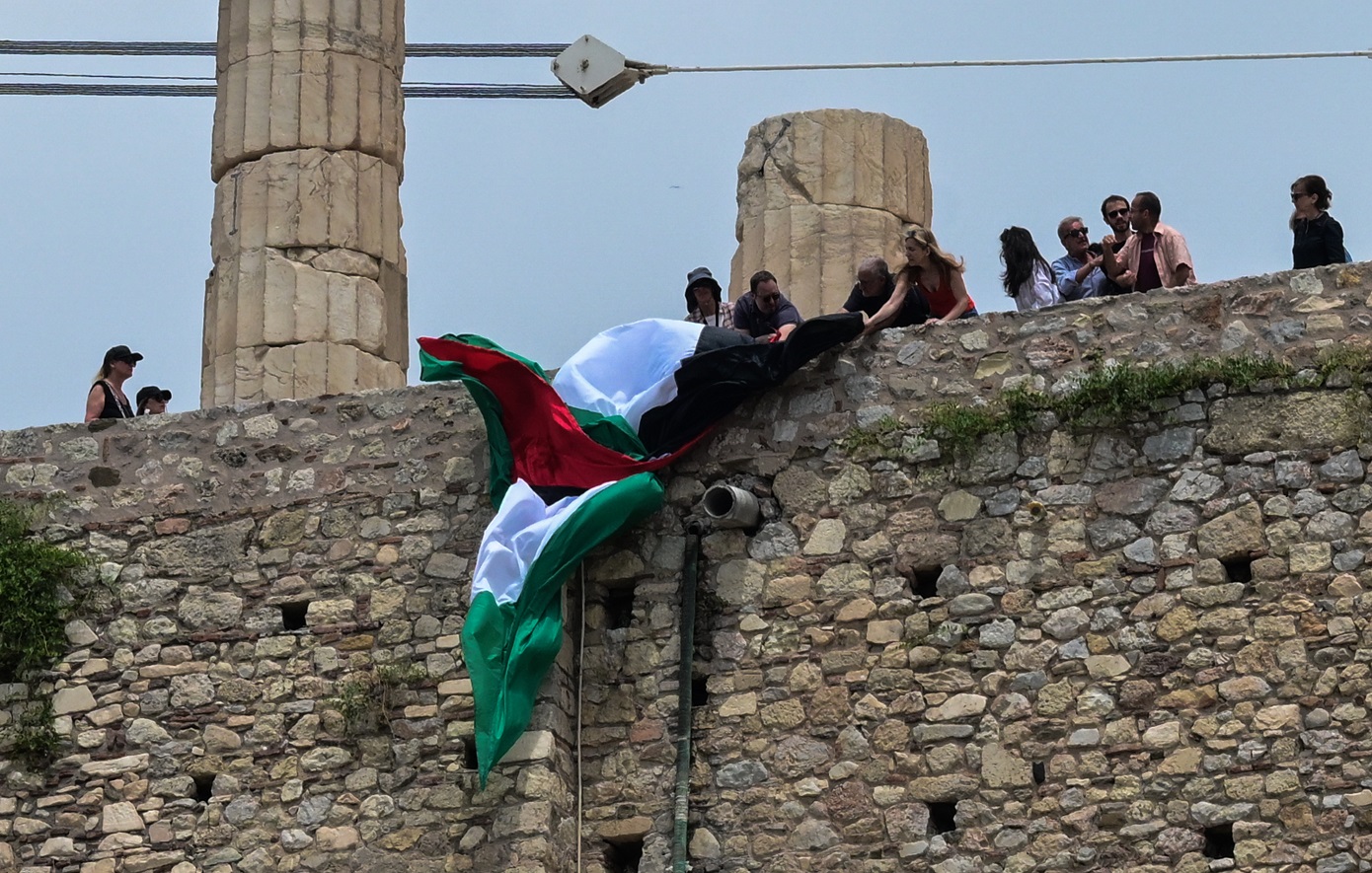 Προσήχθησαν 12 άτομα από την Ακρόπολη – Προσπάθησαν να υψώσουν σημαία της Παλαιστίνης