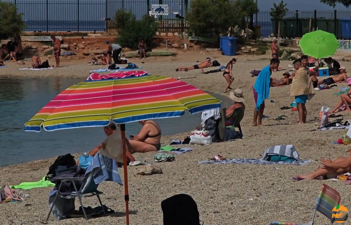 Γεμίζουν οι παραλίες από Αθηναίους και τουρίστες