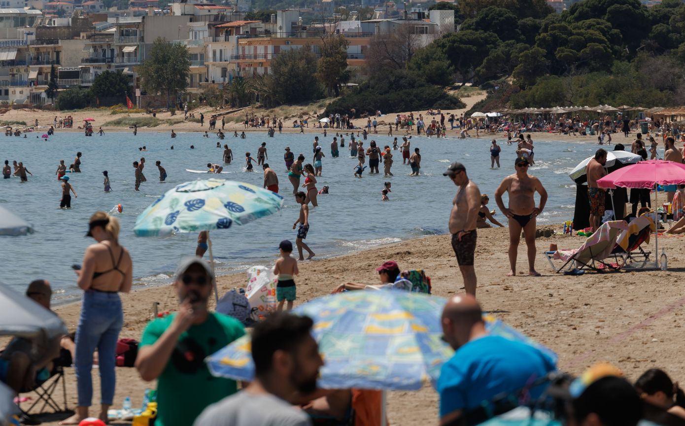 Μίνι καλοκαίρι με 30° βαθμούς Κελσίου και αφρικανική σκόνη – Γέμισαν οι παραλίες της Αττικής την Κυριακή