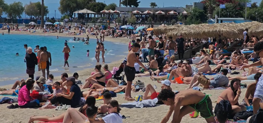 Μύρισε καλοκαίρι στην Αττική &#8211; Ξεχύθηκαν στις παραλίες οι Αθηναίοι αναζητώντας ανάσα δροσιάς από τα πρώτα 30αρια του Μαΐου