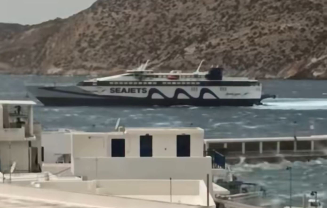 Αποκολλήθηκε η άγκυρα του επιβατηγού «Super Runner Jet» &#8211; «Έδεσε» στο λιμάνι της Νάξου με τη βοήθεια ρυμουλκού