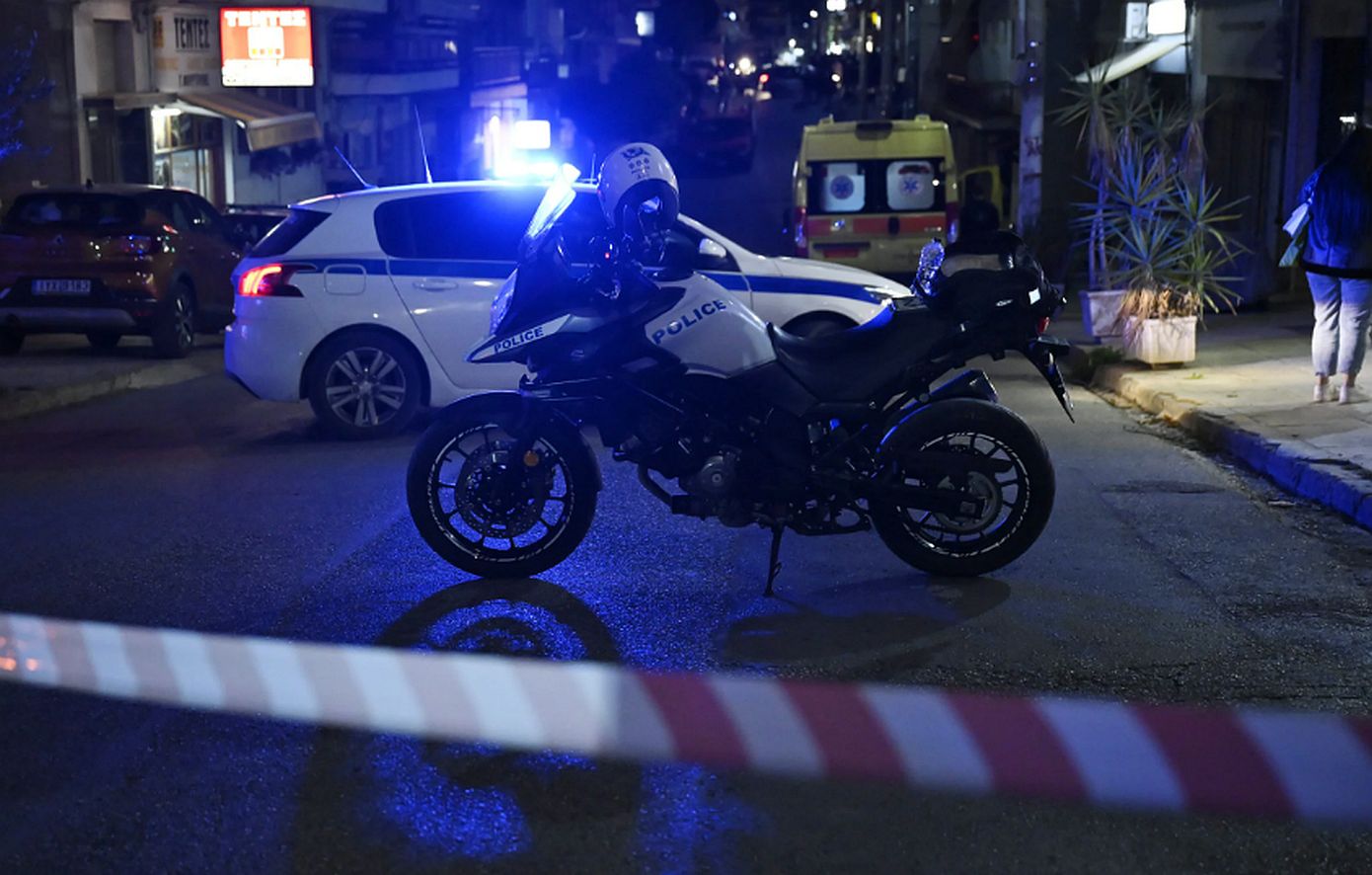 Πάτρα: Άνδρας απειλούσε να πηδήξει από το μπαλκόνι με το ενάμιση ετών παιδί του