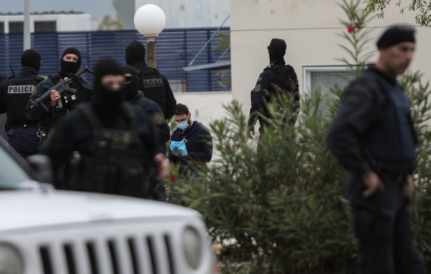 Ένταση στην Πολυτεχνειούπολη μετά από επίθεση 15 κουκουλοφόρων &#8211; Σε εξέλιξη επιχείρηση της αστυνομίας
