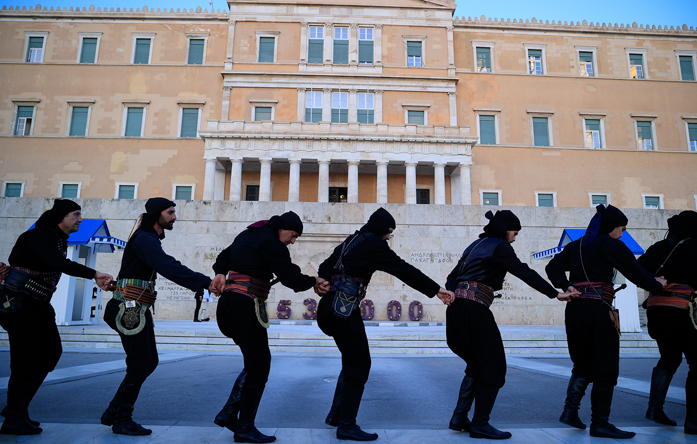 Εύζωνες με ποντιακή φορεσιά προκάλεσαν ρίγη συγκίνησης στον Άγνωστο Στρατιώτη για τη Γενοκτονία των Ποντίων