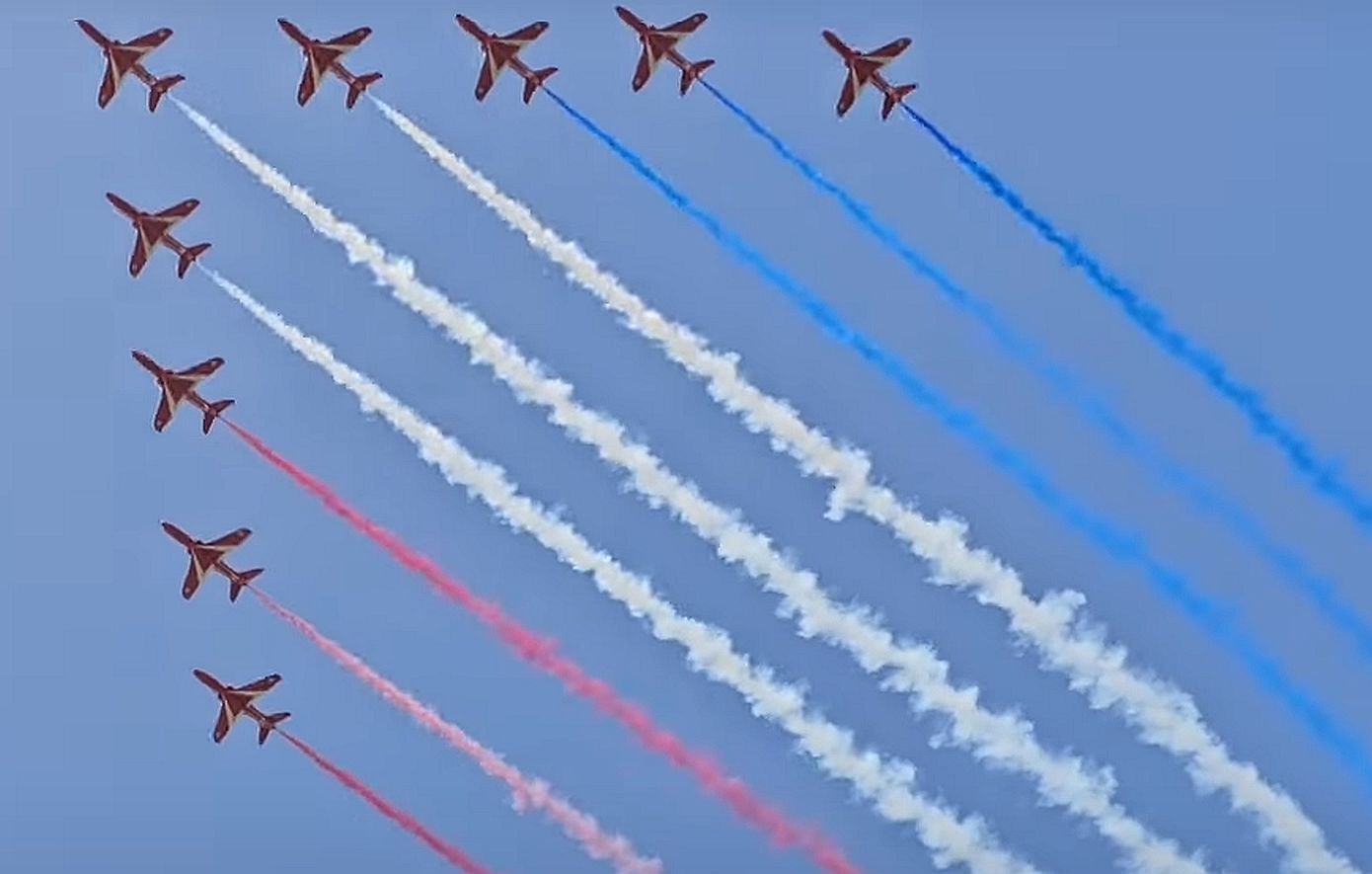 Επέτειος της Μάχης της Κρήτης: Τα Red Arrows της Βρετανικής Αεροπορίας «έσκισαν» τον ουρανό των Χανίων