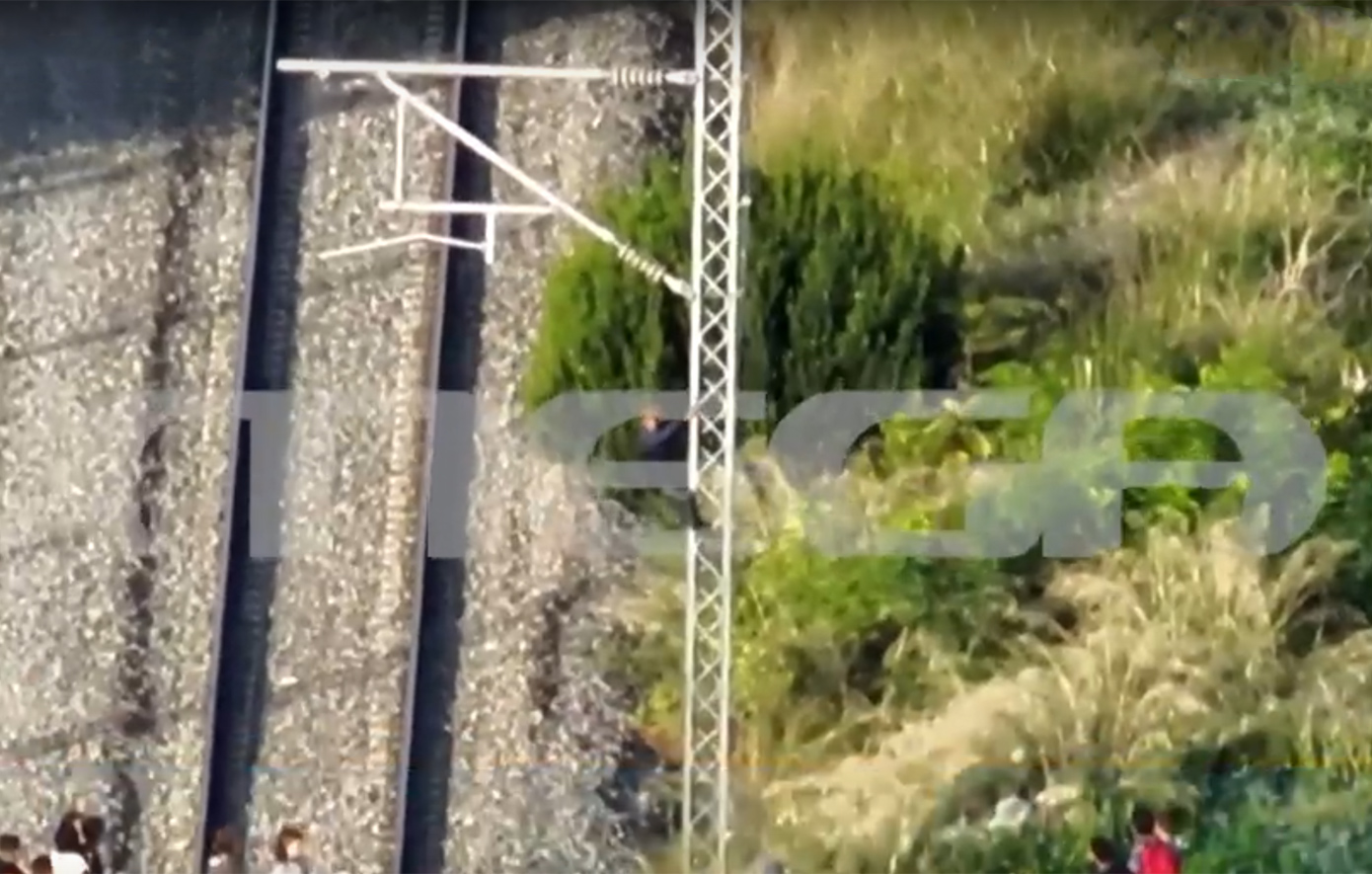 Ρομά κλέβουν μέταλλα από τις ράγες των τρένων εν ώρα δρομολογίων &#8211; Δείτε το βίντεο