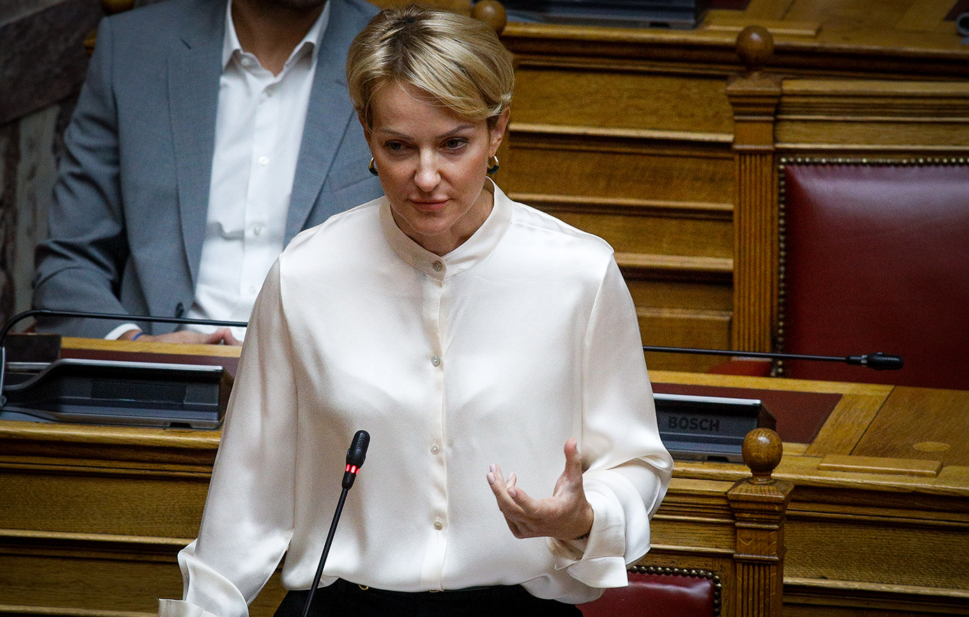 Σδούκου κατά ΠΑΣΟΚ για τη βία των ανηλίκων: Παραμένει στη σφαίρα της θεωρίας και της αφέλειας