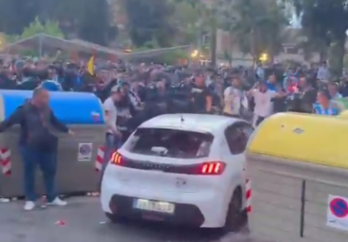 Σκηνές χάους στην Ισπανία: Αυτοκίνητο έπεσε πάνω σε φιλάθλους πριν από το Εσπανιόλ &#8211; Μπαρτσελόνα