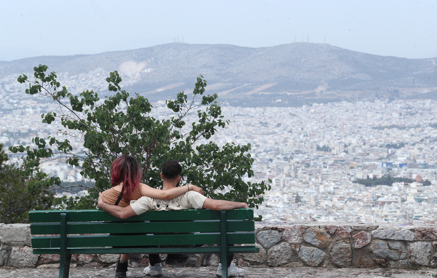 «Πνίγηκε» στην αφρικανική σκόνη η Αττική &#8211; Εικόνες από Λυκαβηττό και Φάληρο