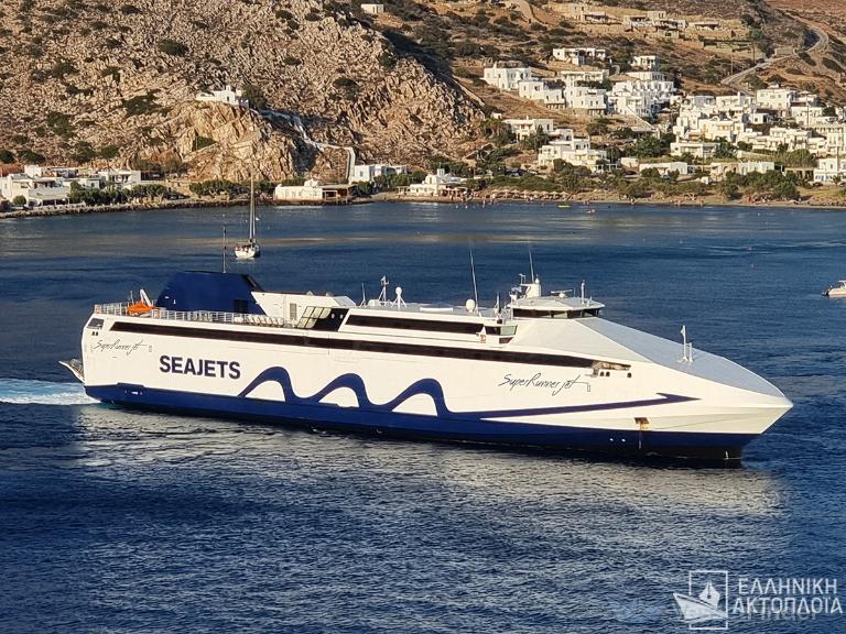 Νάξος: Δεν μπορεί να δέσει στο λιμάνι το Super Runner Jet λόγω ισχυρών ανέμων