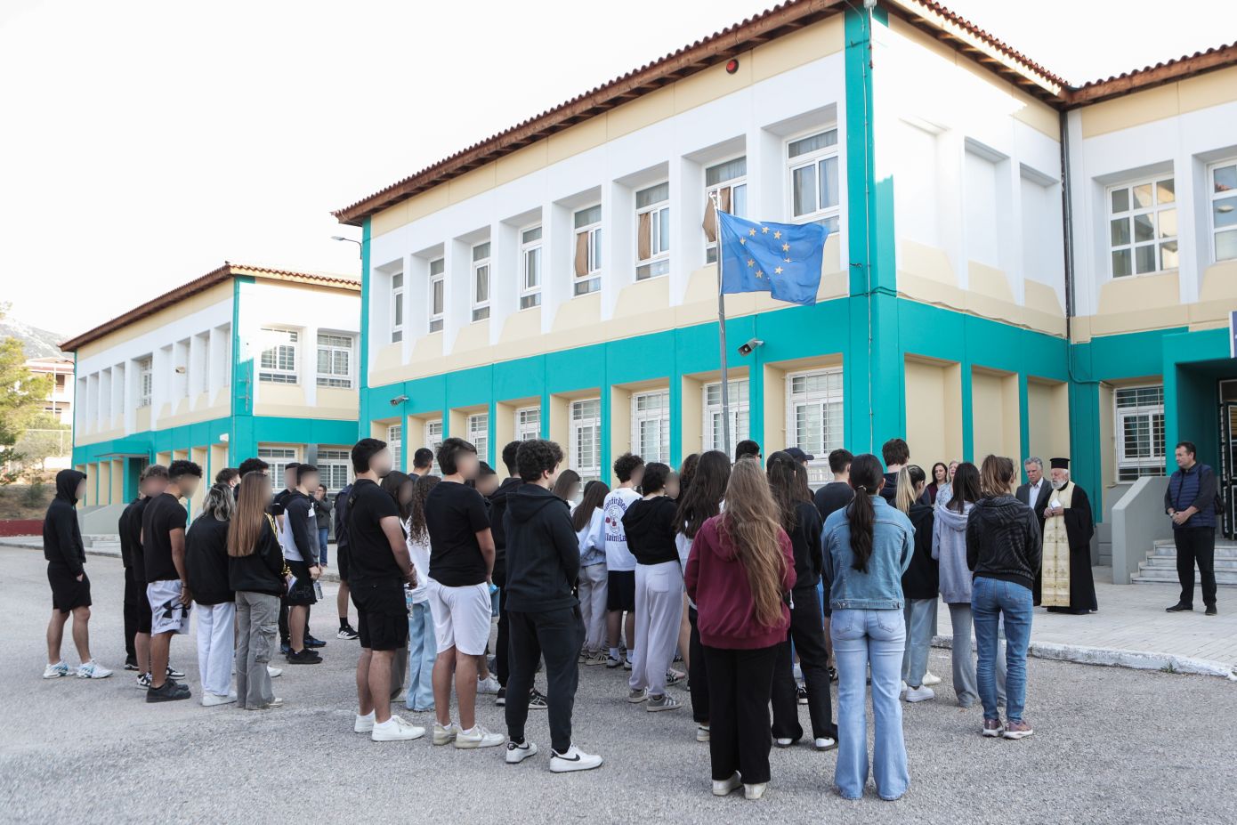 Οι απαντήσεις στα σημερινά θέματα της Νεοελληνικής Γλώσσας – Πώς τα σχολιάζουν μαθητές και καθηγητές