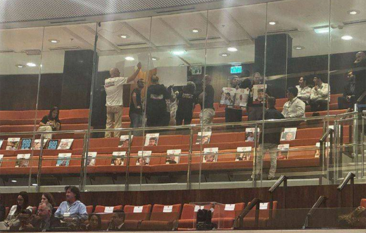 Σιωπηρή διαμαρτυρία στην Κνεσέτ: Συγγενείς 58 ομήρων της Χαμάς γύρισαν την πλάτη στον Νετανιάχου – «600 μέρες εγκατάλειψης»
