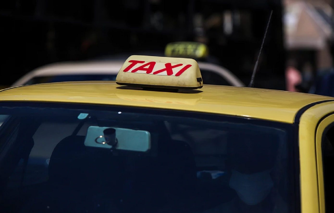 Ταξιτζής πήρε 344 ευρώ από φοιτήτρια για διαδρομή… 350 μέτρων στην Αθήνα και χωρίς να την παραλάβει