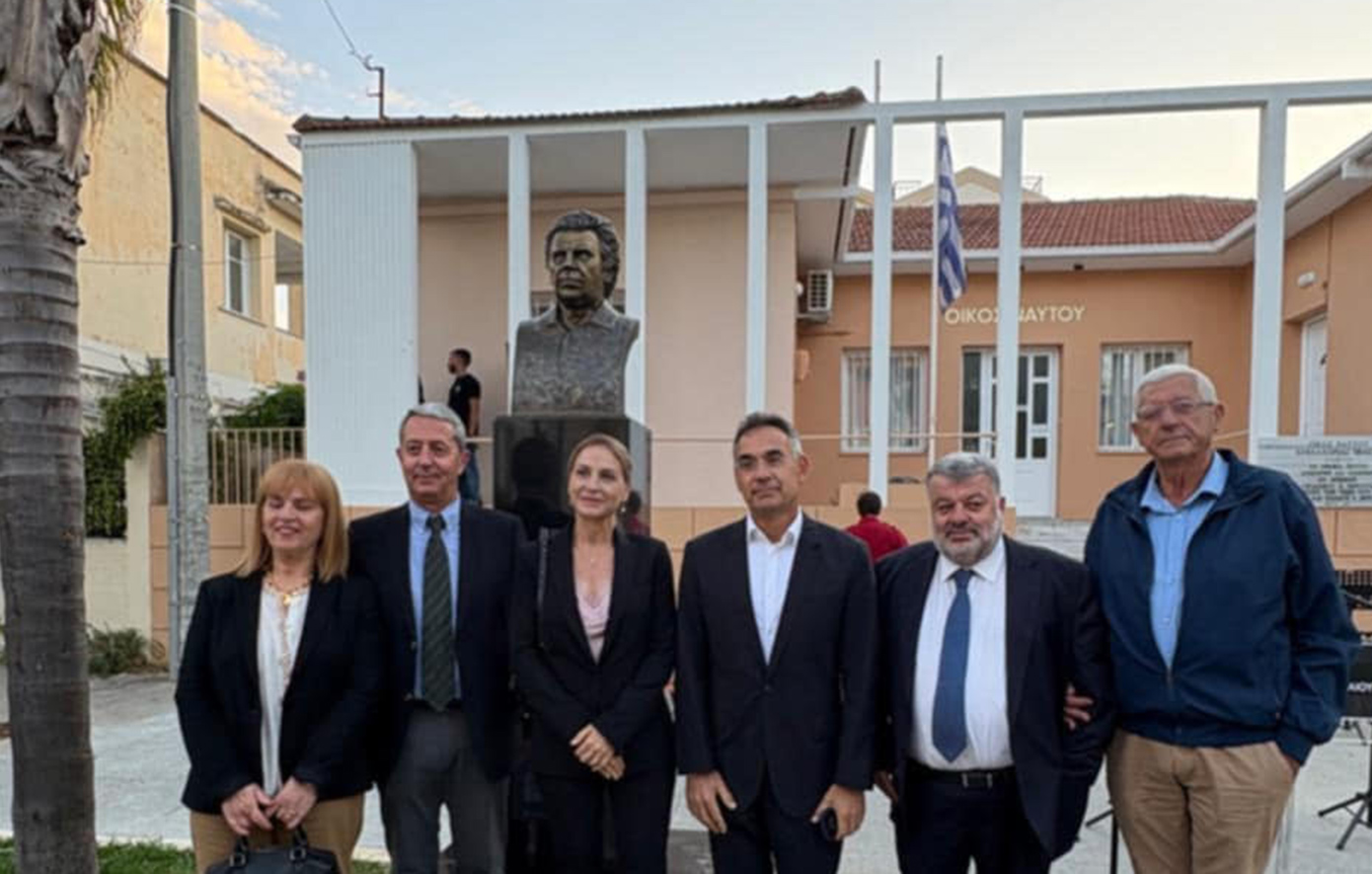 Στιγμιότυπα από τα αποκαλυπτήρια της προτομής του Μίκη Θεοδωράκη