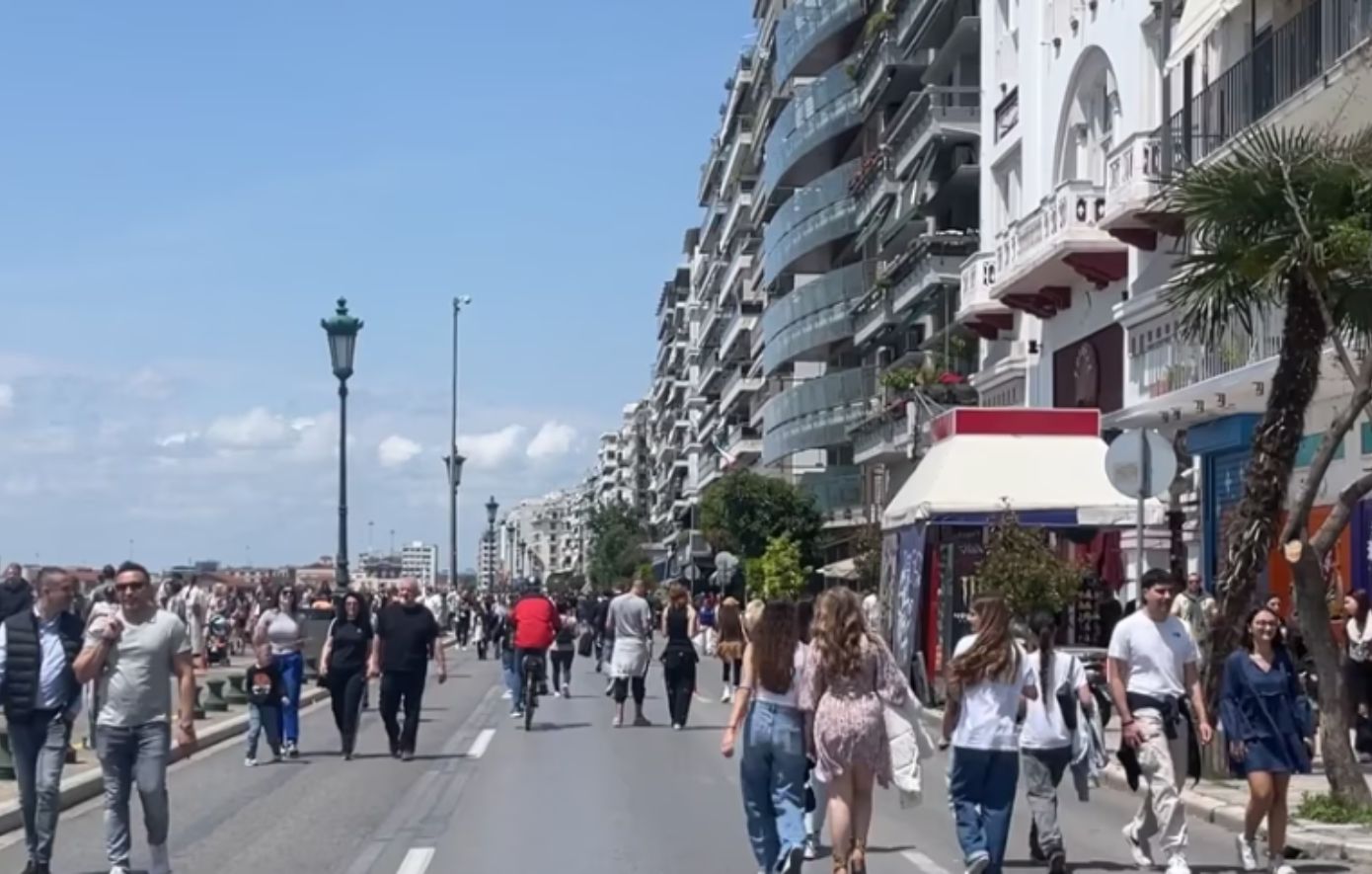 Η λεωφόρος Νίκης μετατράπηκε πιλοτικά σε πεζόδρομο &#8211; Εκατοντάδες Θεσσαλονικείς περπάτησαν στην παραλιακή λεωφόρο