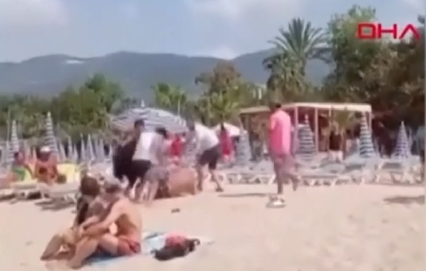 Άγριο ξύλο υπαλλήλου σε τουρίστα στην Τουρκία – Αρνήθηκε να πληρώσει την ξαπλώστρα