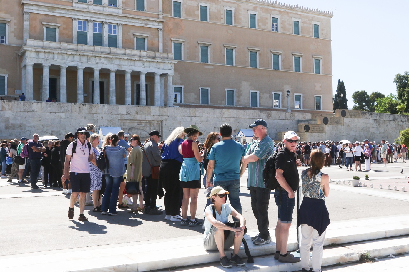 Εκατοντάδες τουρίστες παρακολούθησαν την αλλαγή φρουράς στον Άγνωστο Στρατιώτη – Δείτε βίντεο