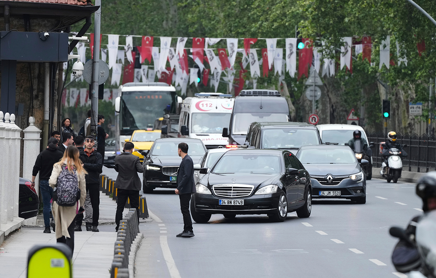 Διπλωματικός πυρετός στην Κωνσταντινούπολη: Ξεκίνησε η τριμερής Τουρκίας, ΗΠΑ, Ουκρανίας