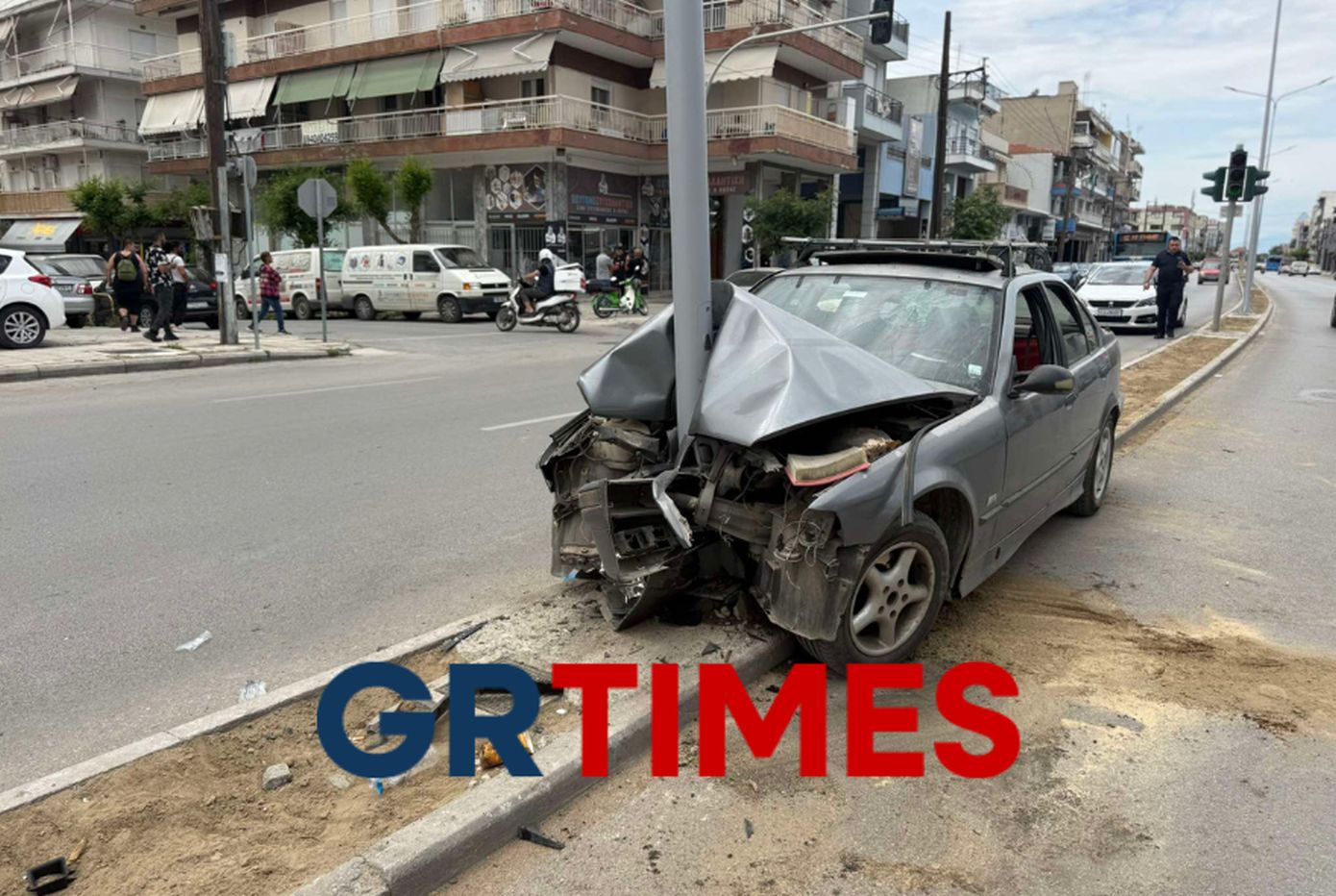 Σοβαρό τροχαίο στη Θεσσαλονίκη &#8211; Η στιγμή που Ι.Χ. καρφώνεται σε κολόνα