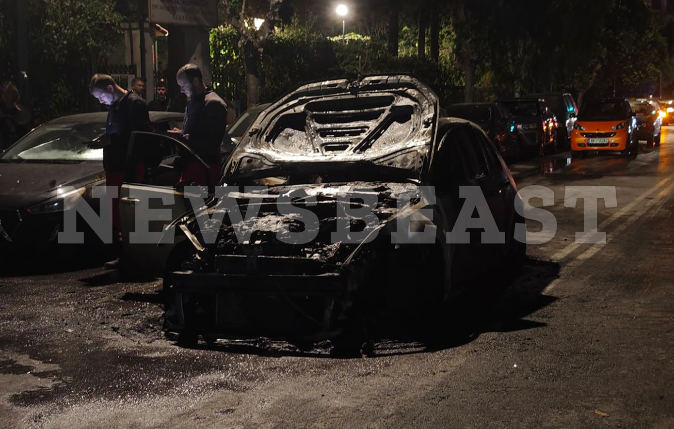 Φωτιά σε δύο αυτοκίνητα στο Παγκράτι – Κλειστή η Σπύρου Μερκούρη
