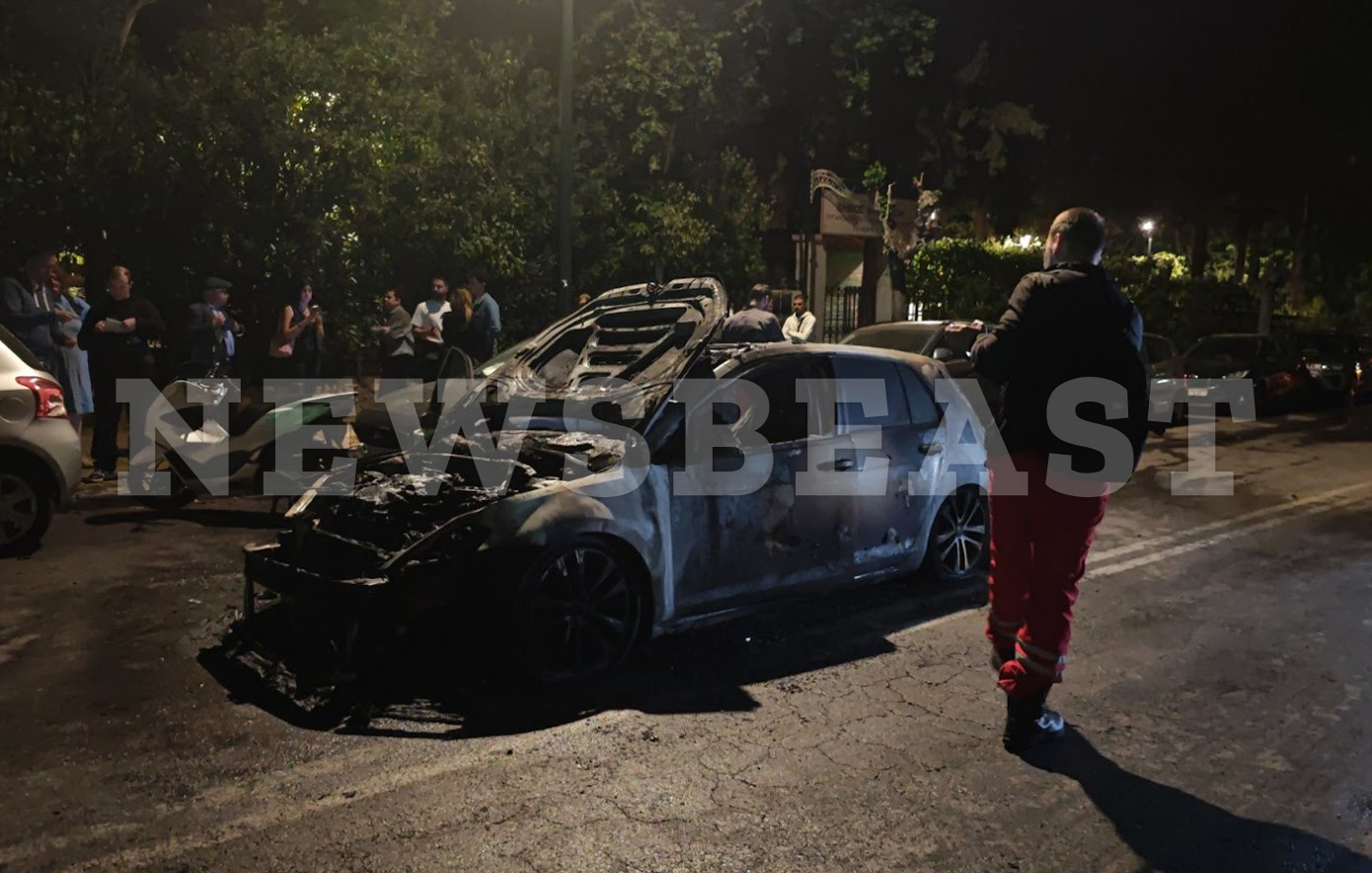 Φωτιά σε οχήματα στο Παγκράτι