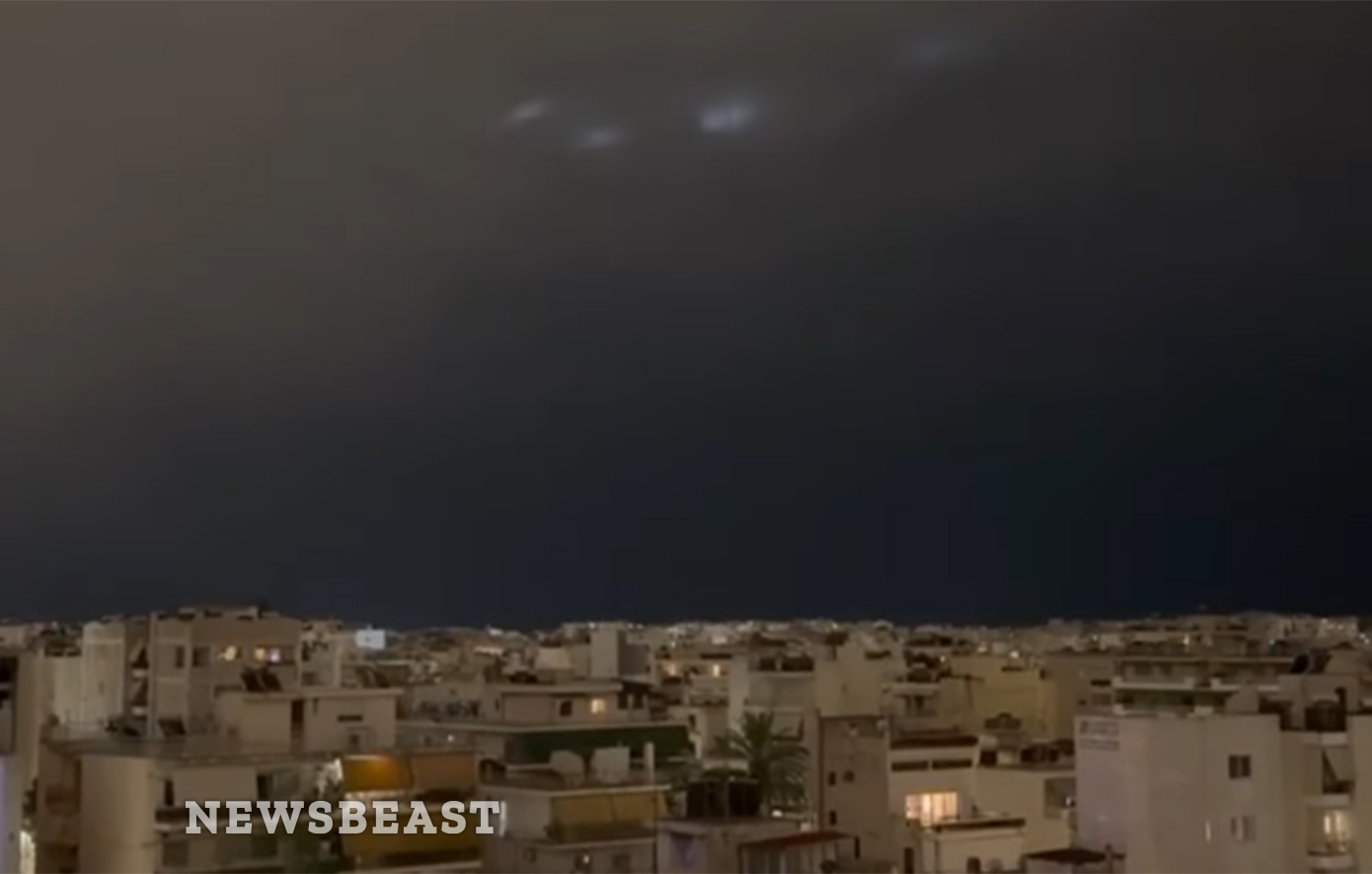 Αινιγματικά φώτα στον ουρανό της Αττικής – Τι καταγράφηκε στα νότια προάστια και οι λογικές εξηγήσεις
