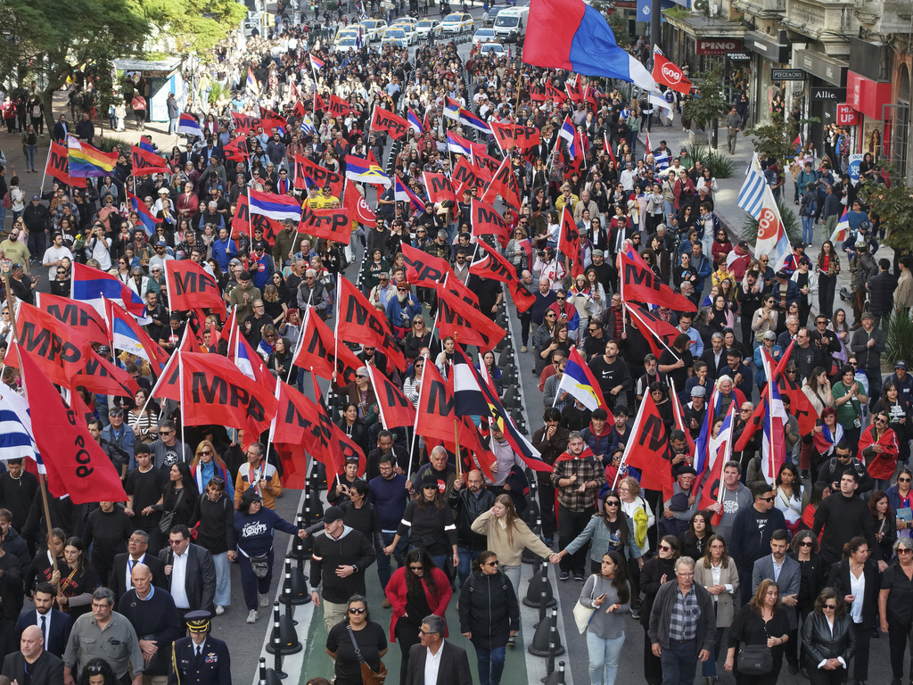 Πλήθος κόσμου αποχαιρετά τον πρώην πρόεδρο Μουχίκα – Με δάκρυα στα μάτια χιλιάδες Ουρουγουανοί στους δρόμους