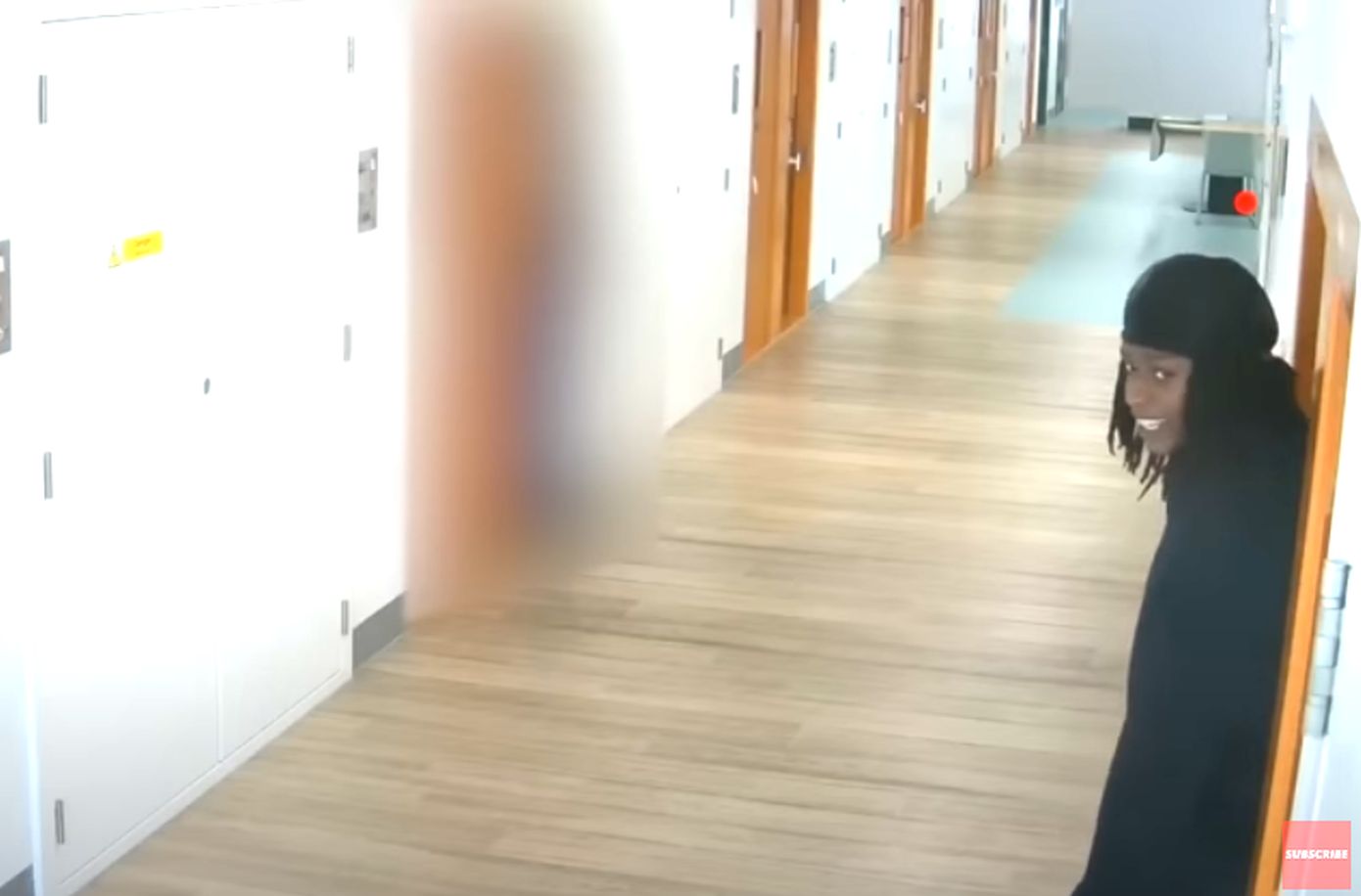 Ανατριχιαστικό βίντεο δείχνει κρατούμενους να χαμογελούν πριν χτυπήσουν μέχρι θανάτου σεξουαλικό παραβάτη στο κελί του