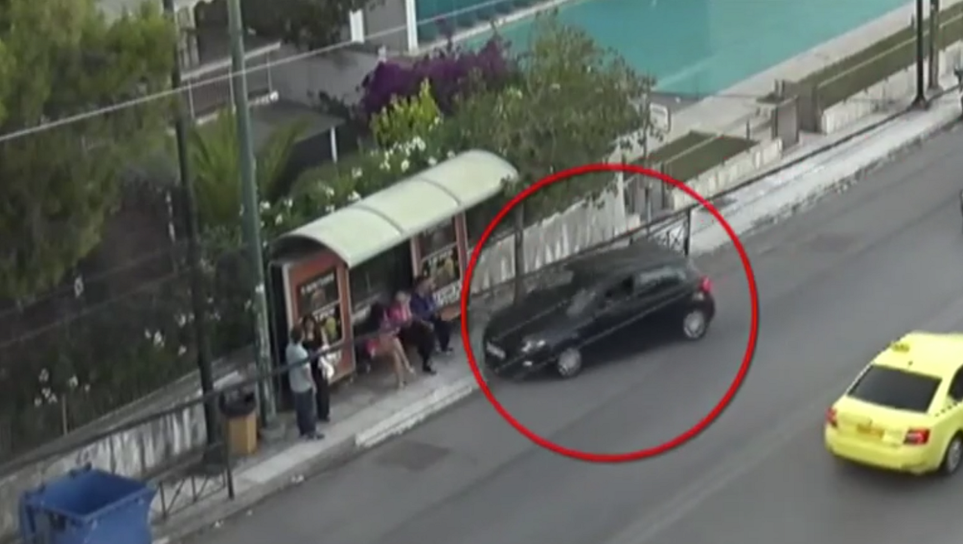 Χαλάνδρι: Η στιγμή που το ΙΧ πέφτει πάνω στη στάση λεωφορείου &#8211; Ερευνάται αν ο οδηγός είχε πρόθεση