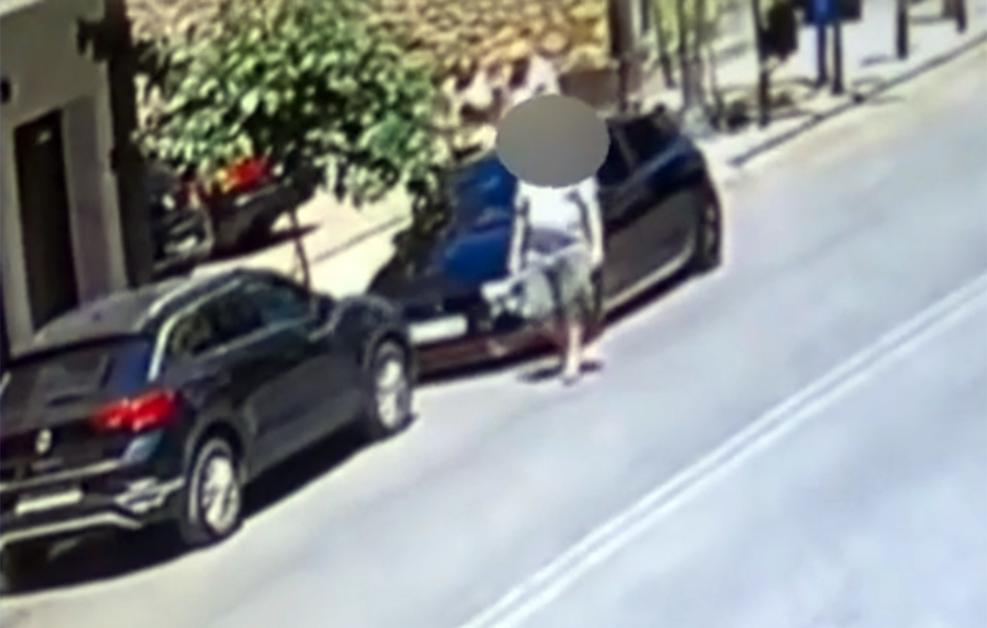 «Το κάνει με άνεση και συνήθεια»: Χαράζει οχήματα στο κέντρο της Αθήνας και αναζητείται