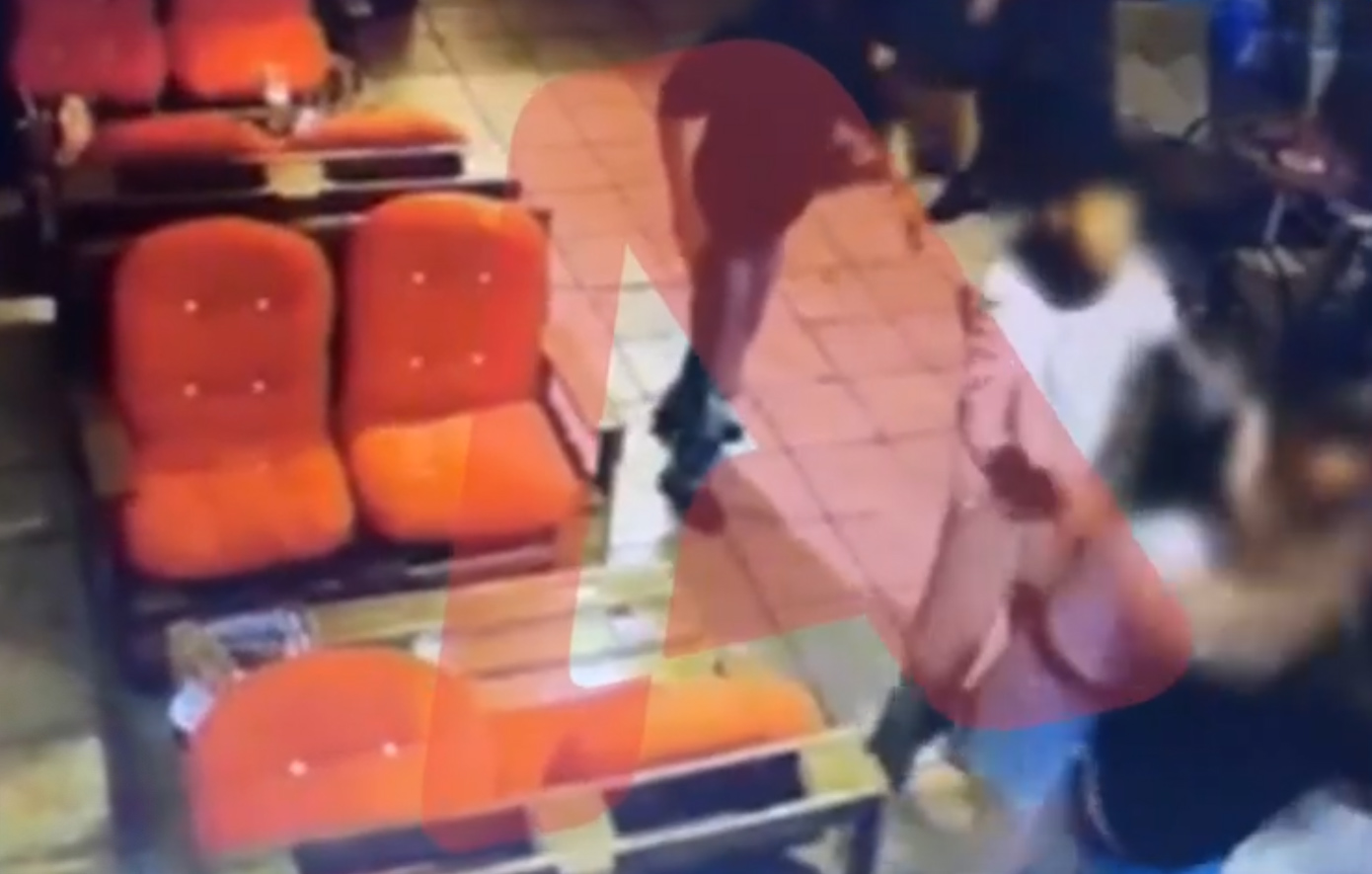 Βίντεο-ντοκουμέντο από τον άγριο ξυλοδαρμό σε μπαρ στη Ρόδο – Βρετανοί τουρίστες πέταξαν καρέκλες και τραπέζια στον ιδιοκτήτη