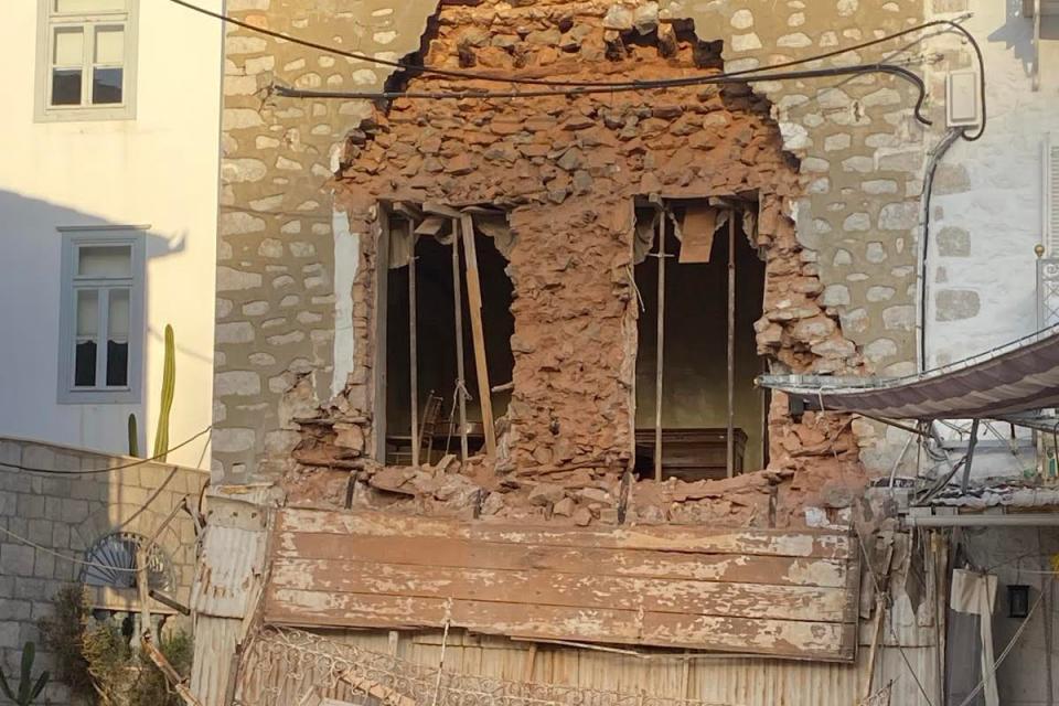Κατέρρευσε πρόσοψη ετοιμόρροπου κτιρίου στο λιμάνι της Ύδρας