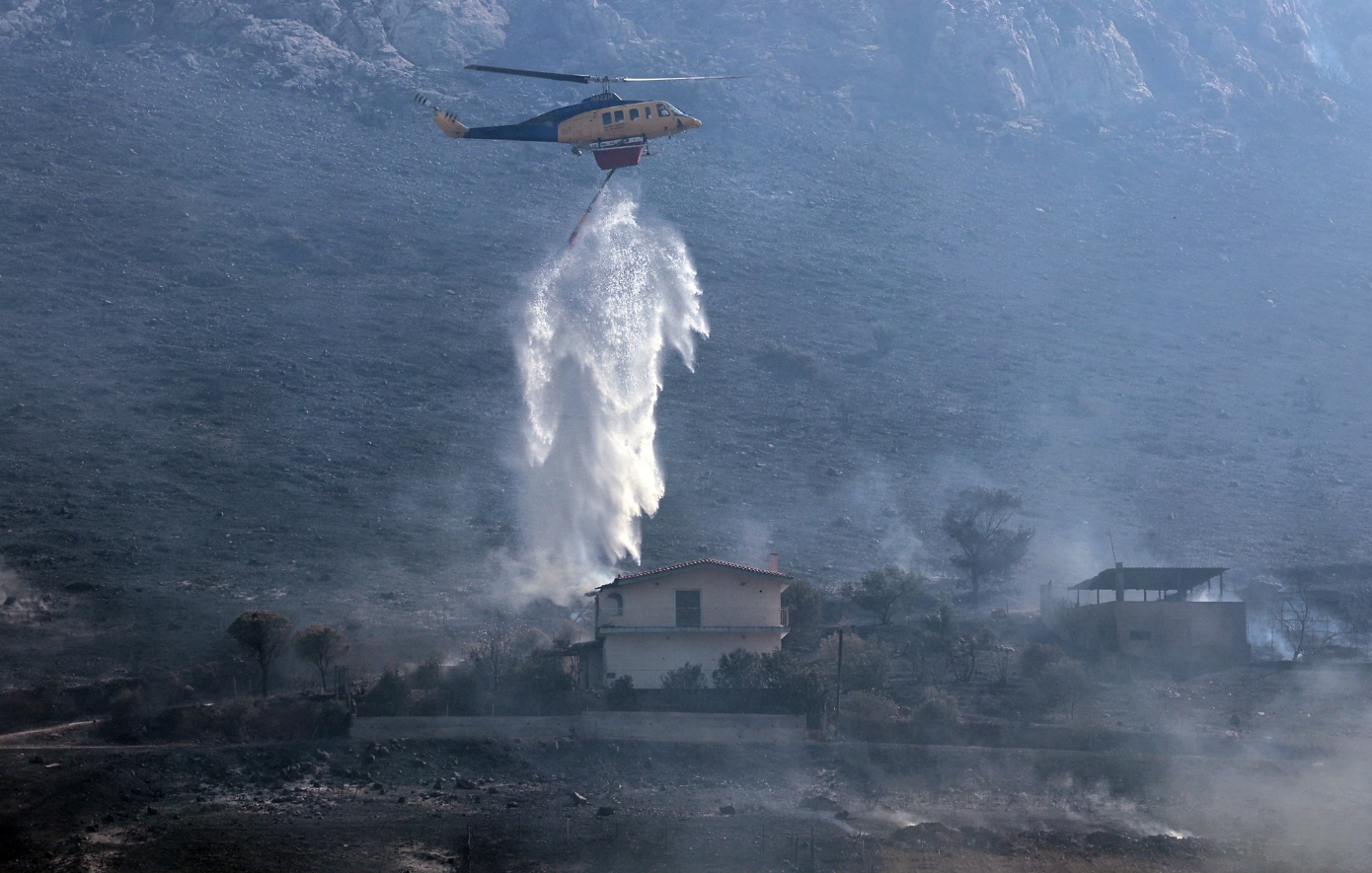 Σε ύφεση η φωτιά στην Παλαιά Φώκαια: Μάχη με διάσπαρτες εστίες, κάηκαν σπίτια – Υψηλός κίνδυνος πυρκαγιάς την Παρασκευή