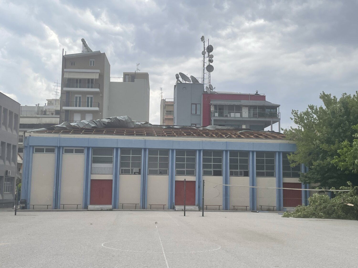 Σοβαρές υλικές ζημιές σε σχολείο της Λάρισας από δυνατό αέρα – «Ξήλωσε» το σκέπαστρο γυμναστηρίου από Γυμνάσιο